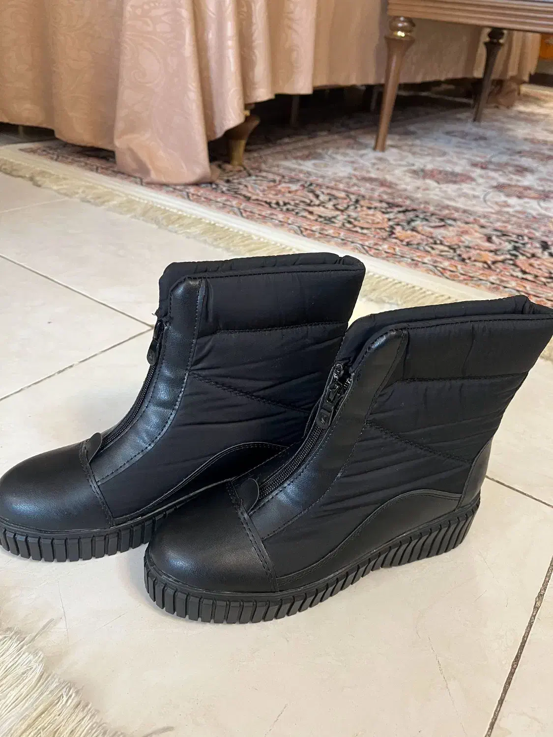 بوت مشکی|کیف، کفش، کمربند|اصفهان, قلعه طبره|دیوار