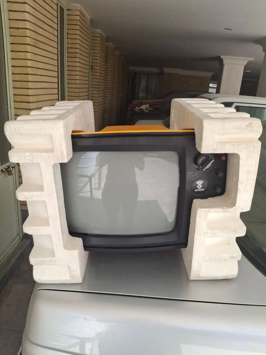 تلویزیون پارس ۱۴ اینچ سیاه و سفید نسبتا نو|تلویزیون و پروژکتور|اصفهان, باغ دریاچه|دیوار