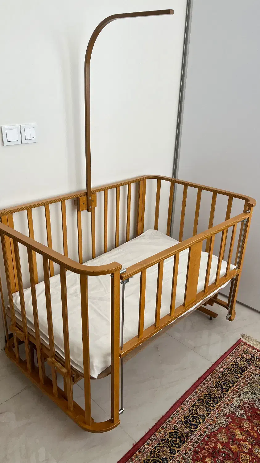 تخت نوزاد کودک|تخت و صندلی بچه|دماوند, گیلاوند|دیوار