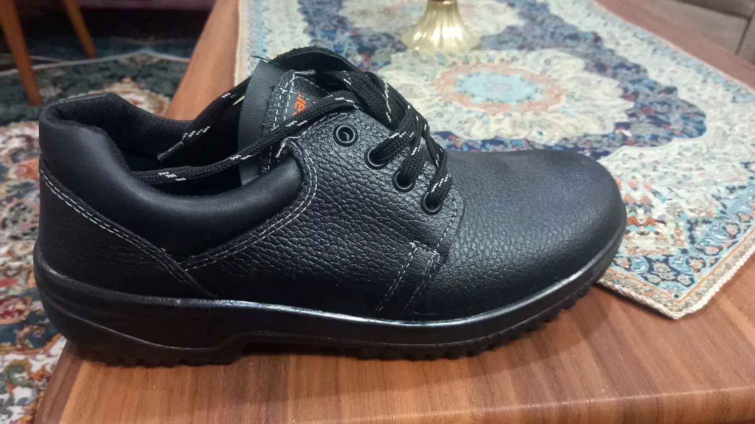 کفش کار ایمنی|کیف، کفش، کمربند|زارچ, |دیوار