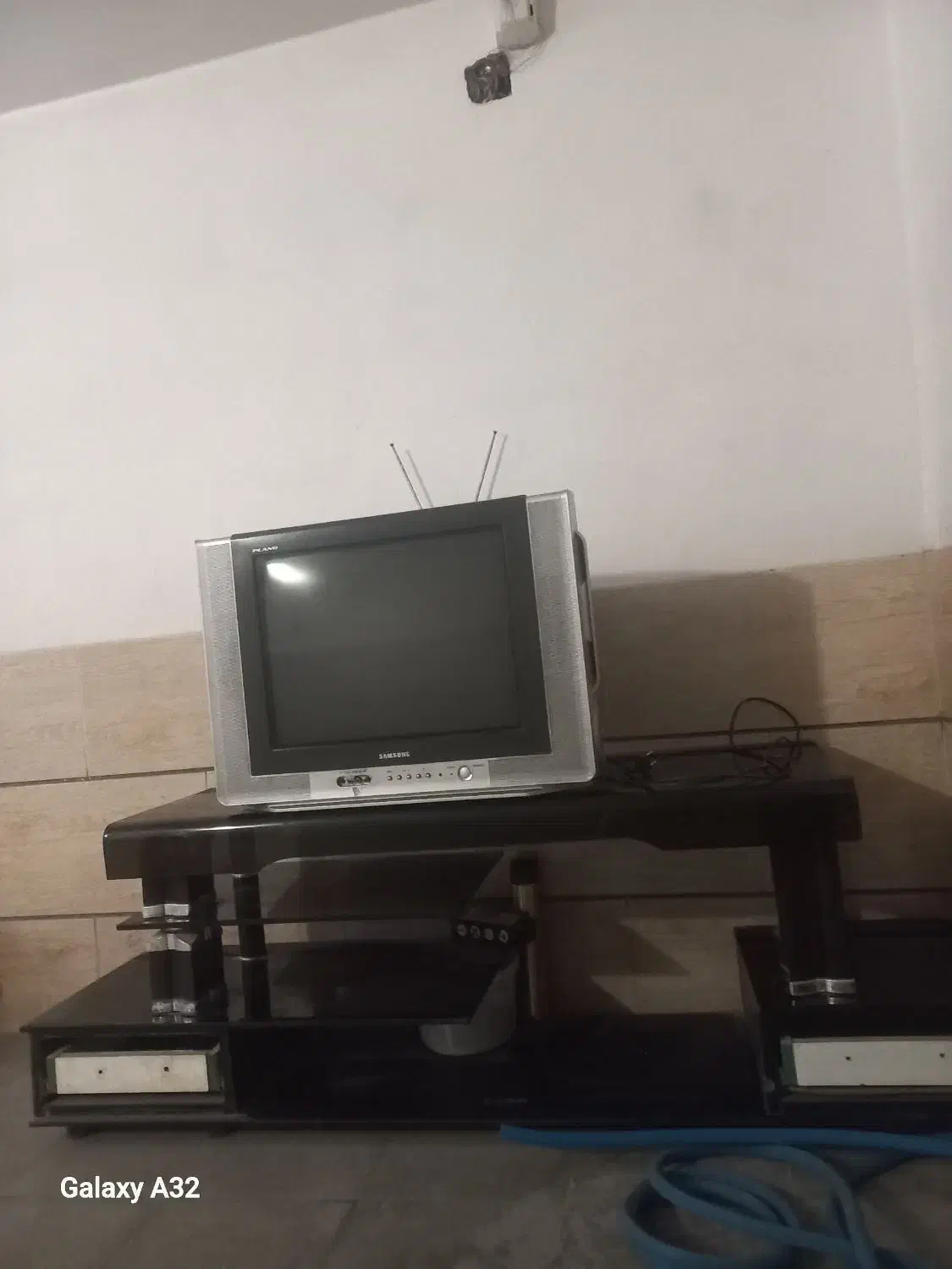 تلویزیون ۲۱ اینچ ومیز تلویزبون|تلویزیون و پروژکتور|شیراز, شهرک ترکان|دیوار