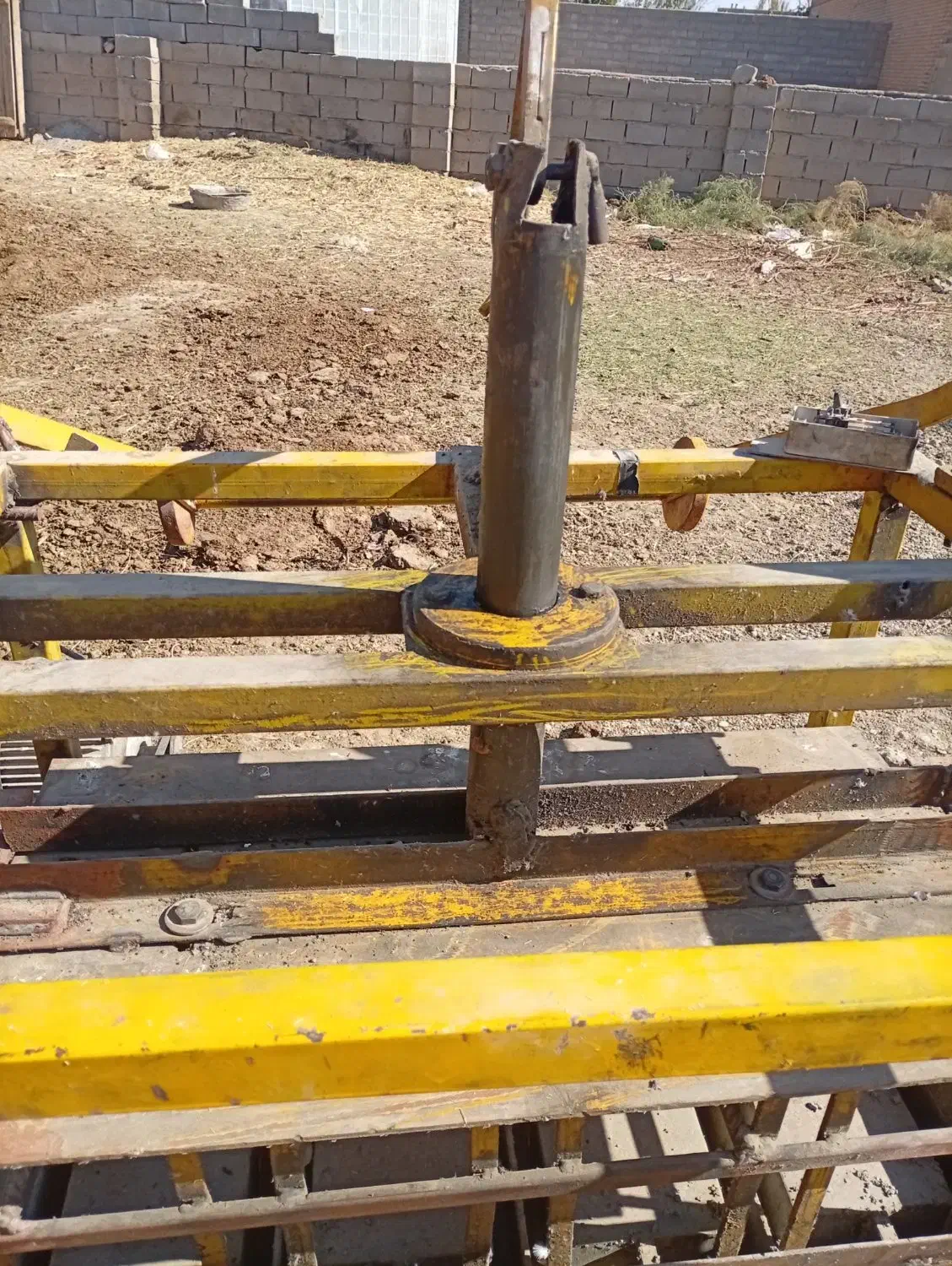 یک دستگاه بلوک زن درحدنو تازه تنظیم شده|ماشینآلات صنعتی|چهاربرج, |دیوار