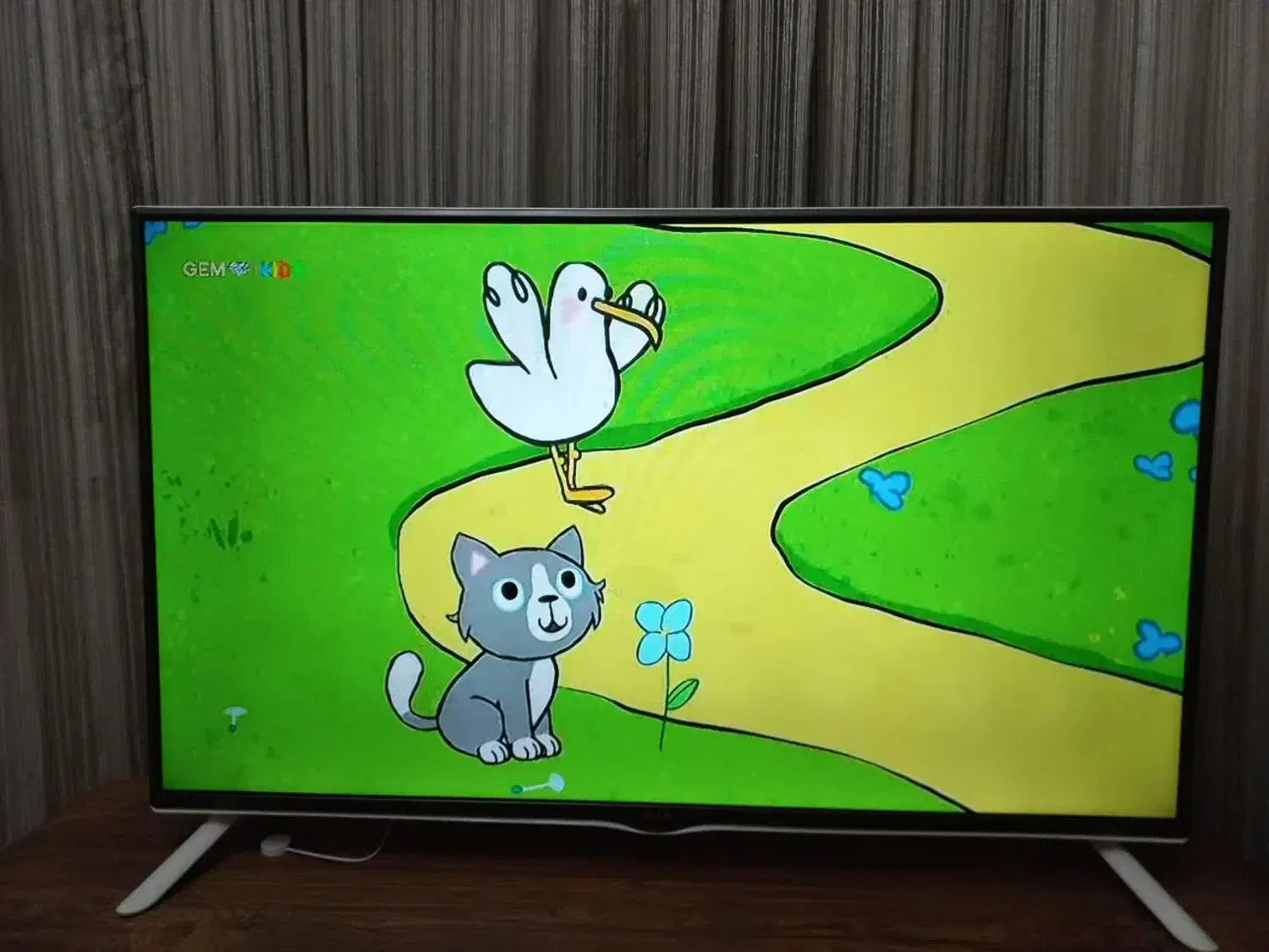 ال ای دی ۴۲اینچ درحد نو|تلویزیون و پروژکتور|شهریار, کهنز|دیوار