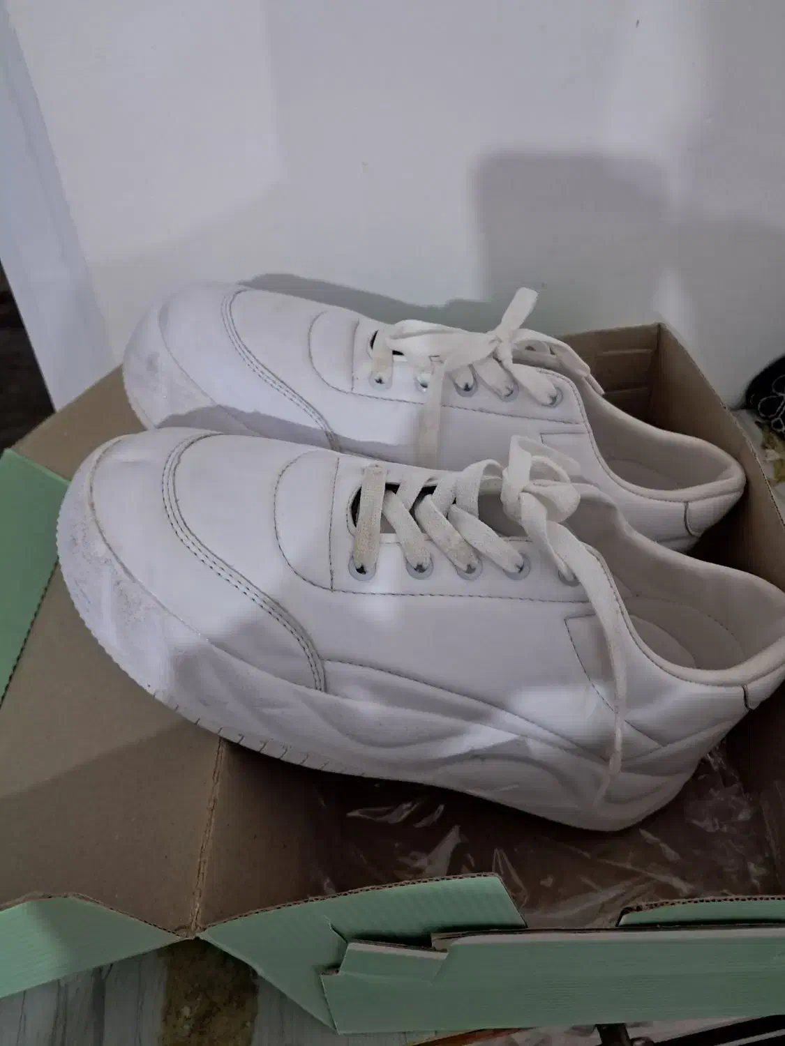 کفش نو. ۶۵۰ تومن|کیف، کفش، کمربند|قیدار, |دیوار