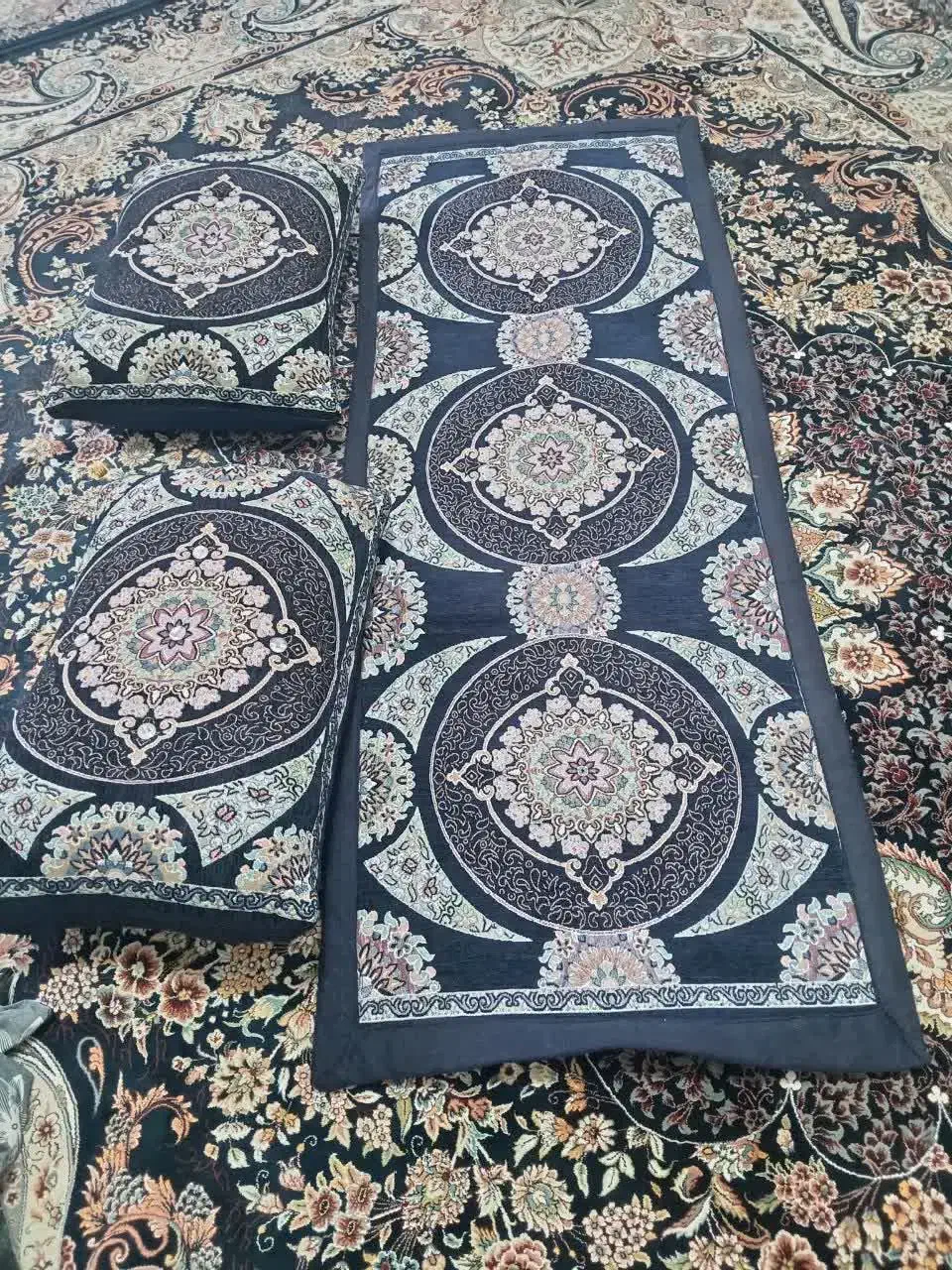 تشک و بالشت کناره ای|رختخواب، بالش، پتو|نجف‌آباد, حومه نجف آباد|دیوار