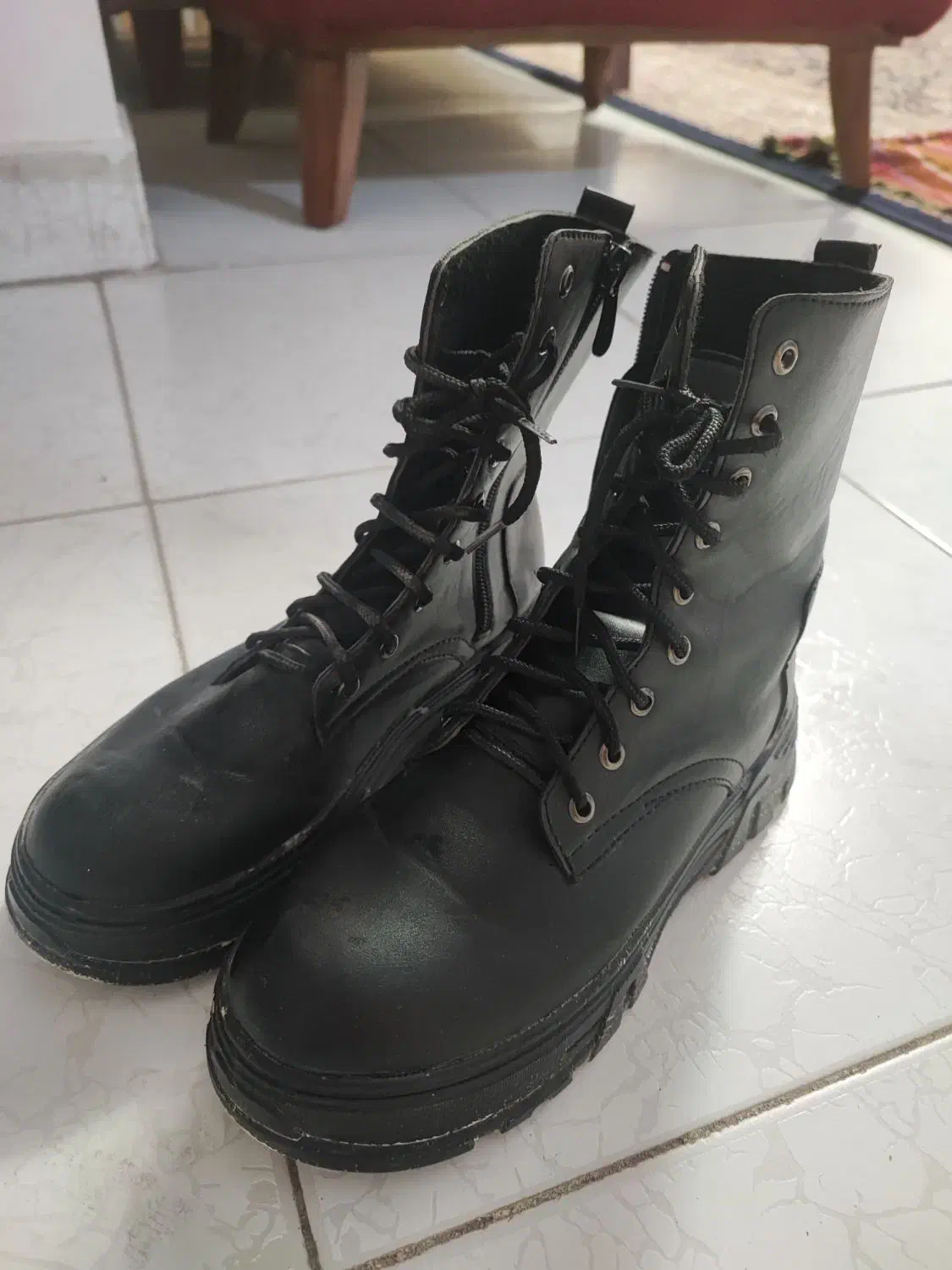 نیم بوت و کتونی|کیف، کفش، کمربند|اندیشه, اندیشه فاز ۱|دیوار