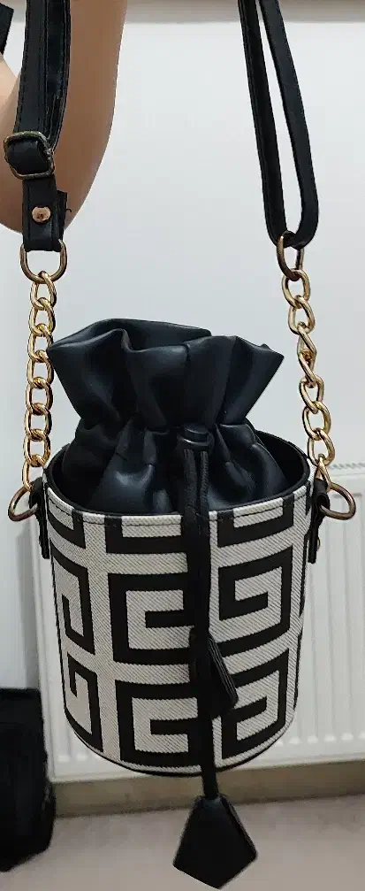 کیف|کیف، کفش، کمربند|گلبهار, شهر جدید گلبهار|دیوار