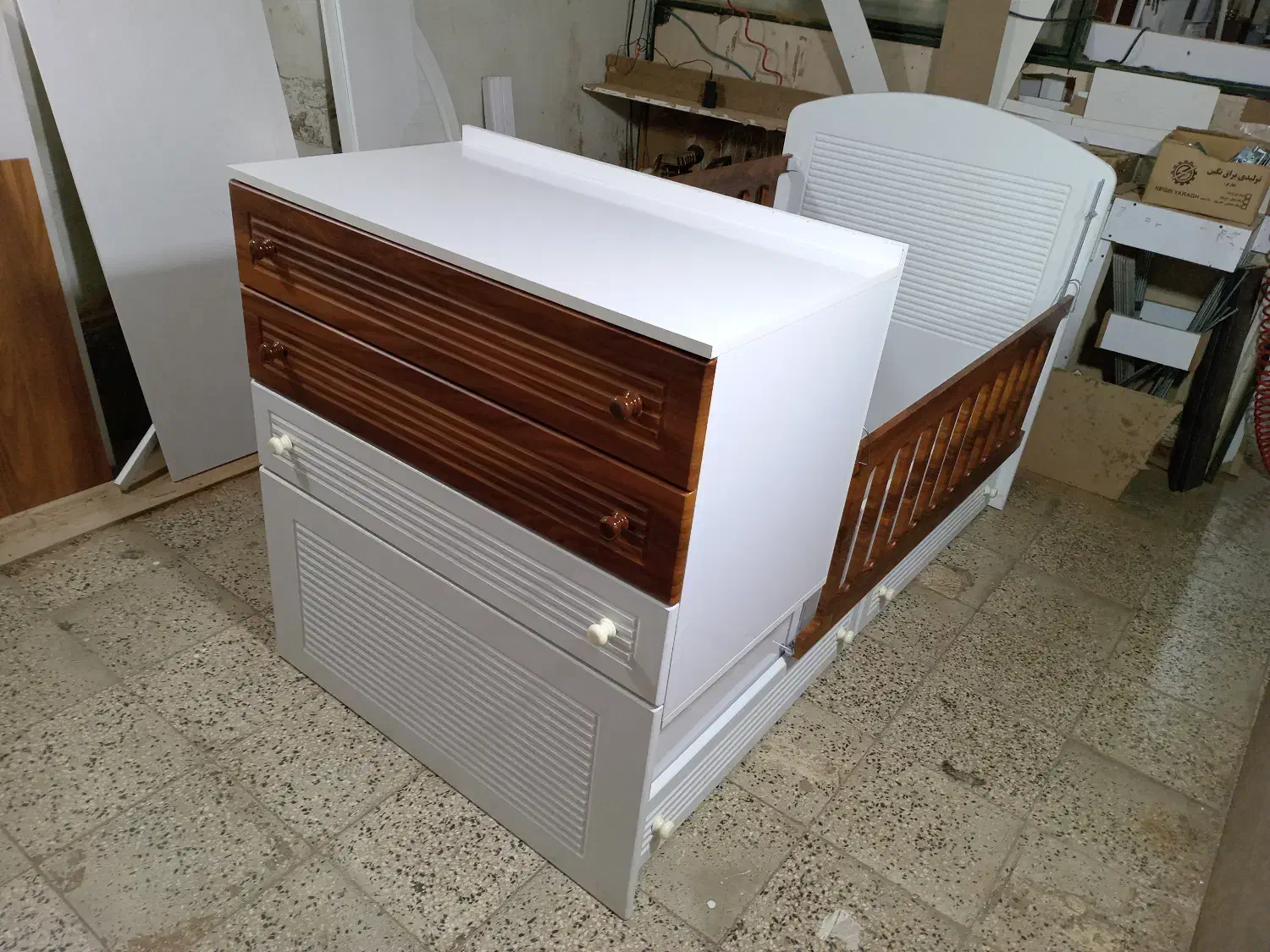 تخت نوزادی باکس دار در طرح و رنگ بدلخواه|تخت و سرویس خواب|پردیس, سیاه سنگ|دیوار