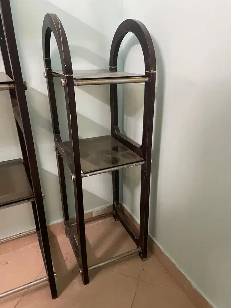 یک تخت آرایشگاهی و یک ویترین سالم درحد نو|آرایشگاه و سالن‌های زیبایی|هشتگرد, هشتگرد قدیم|دیوار