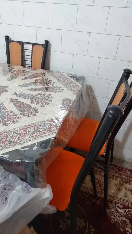 میز صندلی ناهار خوری.در حد نو بدون خط و خش و خرابی|میز و صندلی غذاخوری|کاشان, درب اصفهان|دیوار