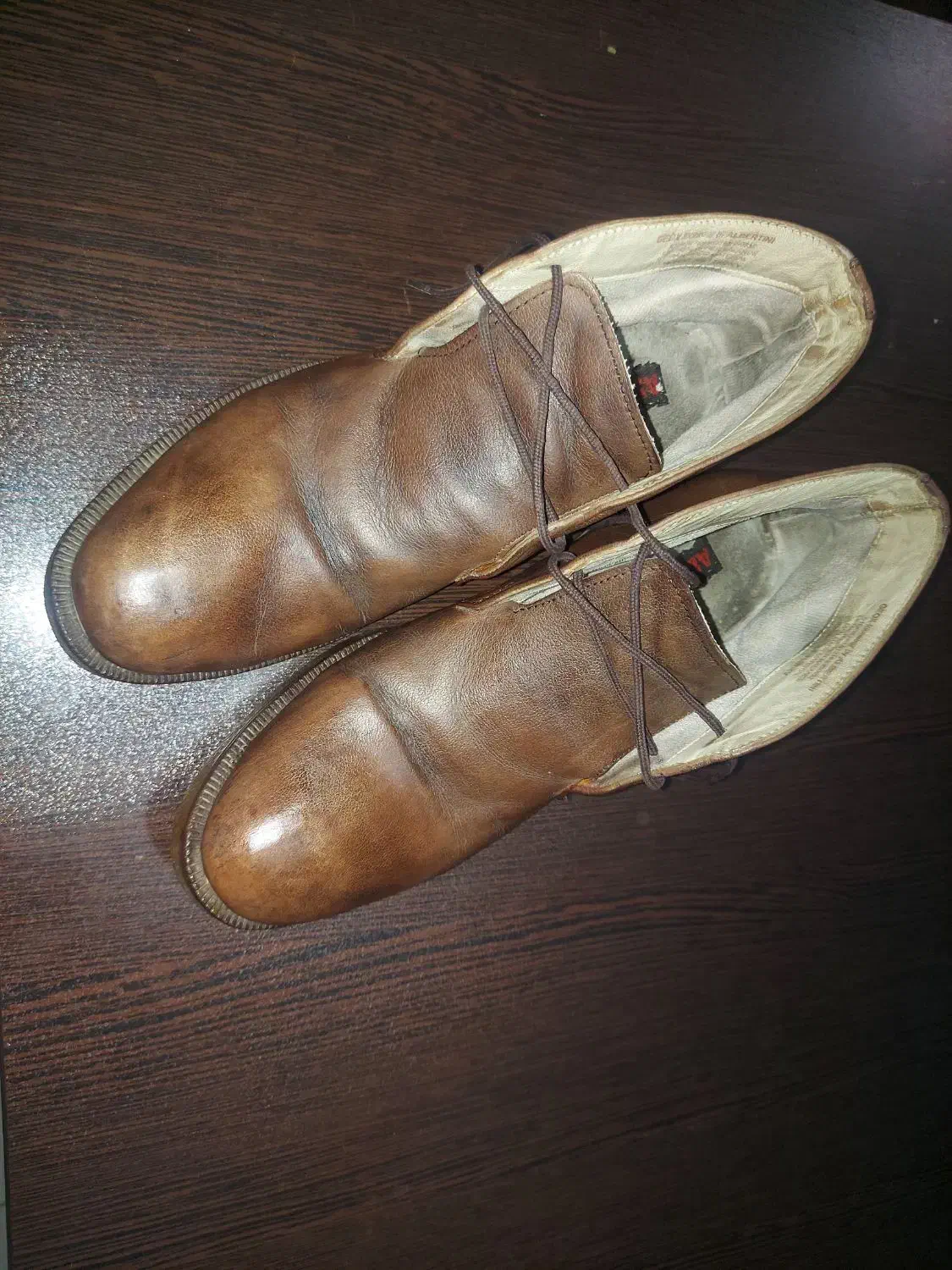 کفش چرم|کیف، کفش، کمربند|آفتاب, |دیوار