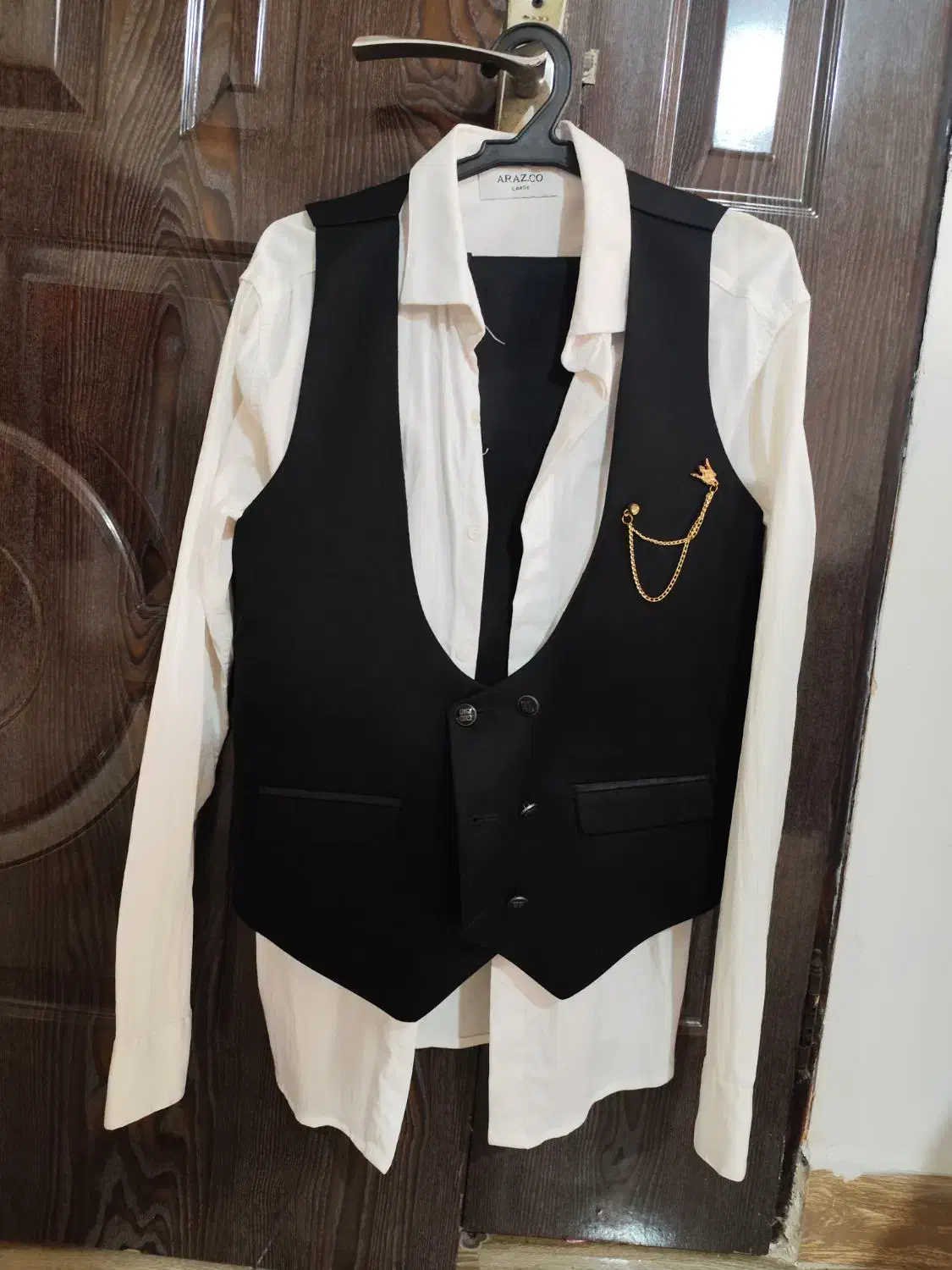 پیراهن سفید با جلیقه و شلوار|لباس|رشت, یخسازی|دیوار