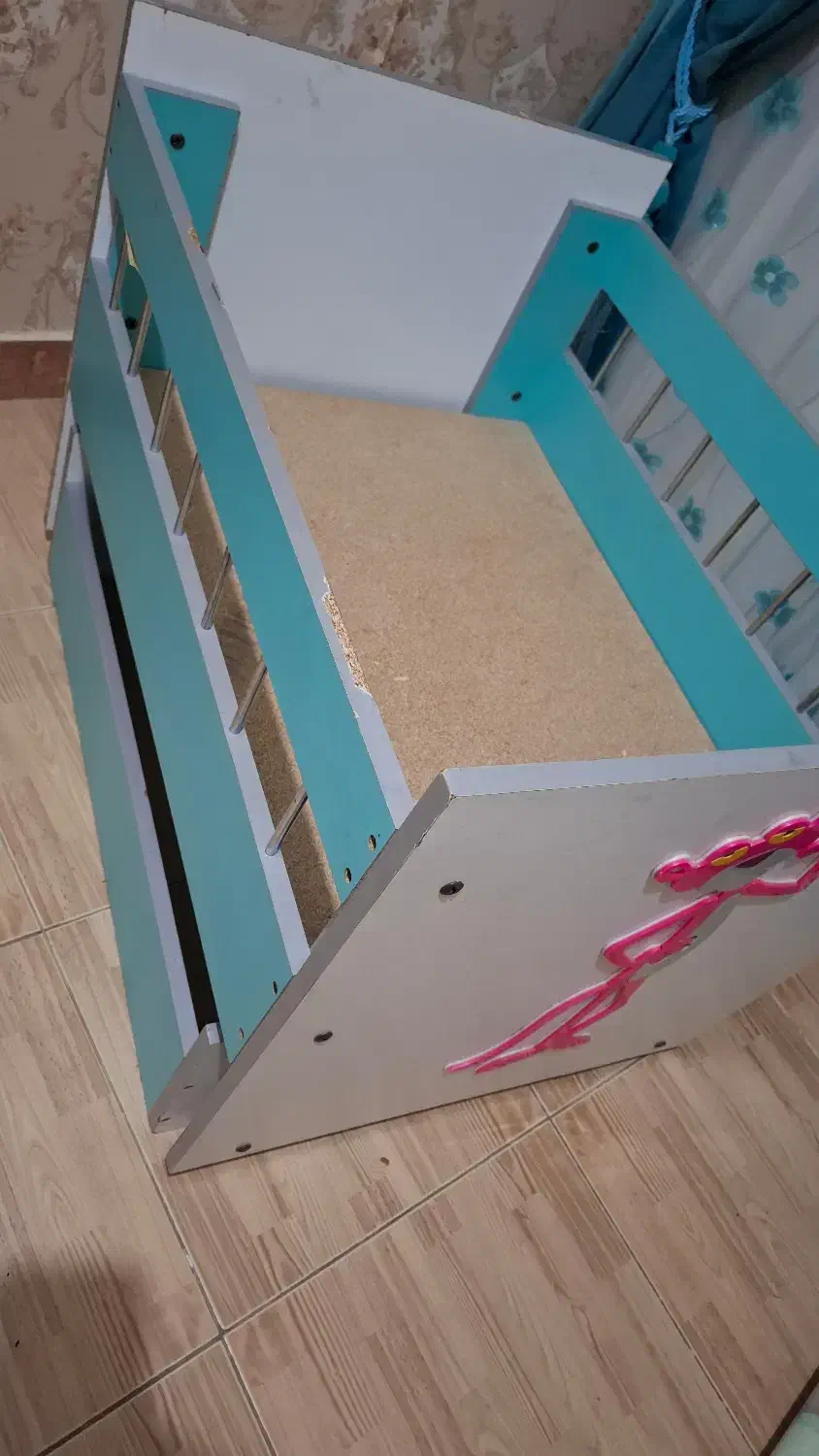 تخت نوازد حالت گهواره‌ای|تخت و صندلی بچه|کرج, شهرک جهان‌نما|دیوار