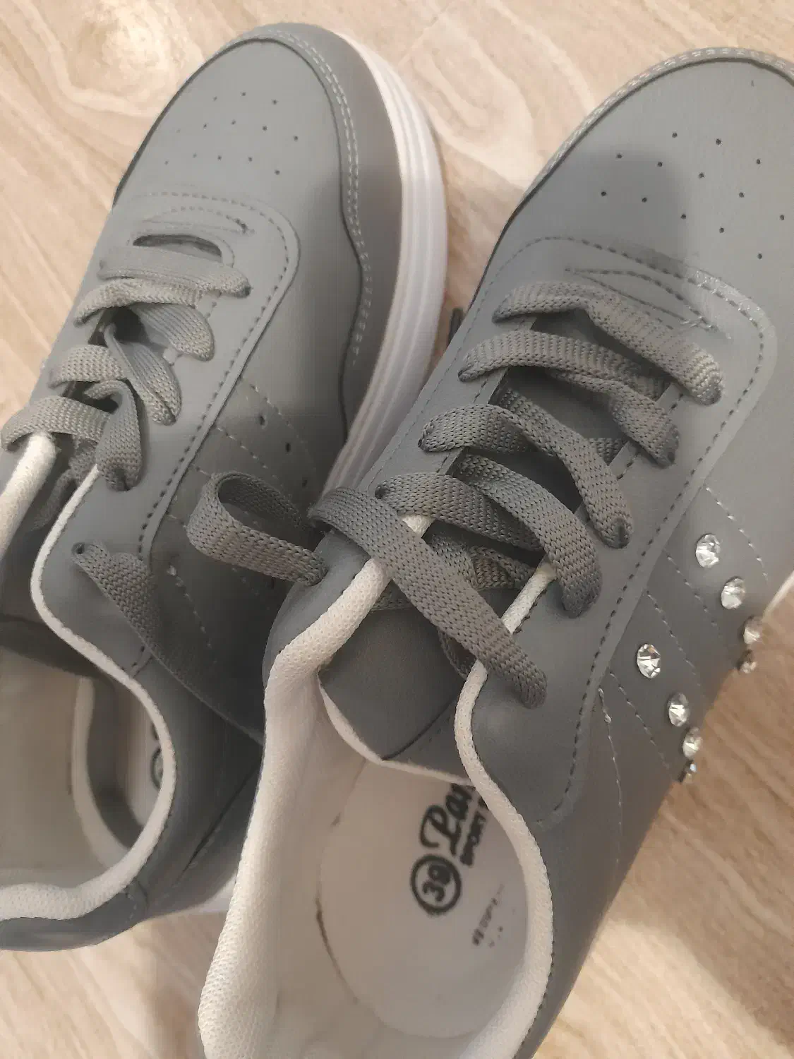 کفش|کیف، کفش، کمربند|خوی, |دیوار