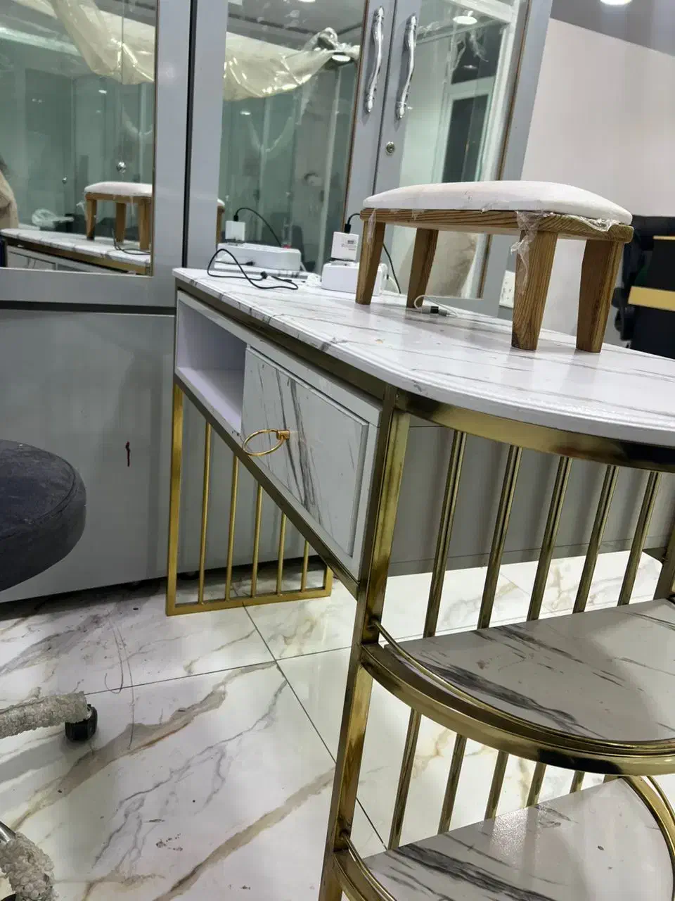 میز ناخن و صندلی|آرایشگاه و سالنهای زیبایی|یاسوج, |دیوار