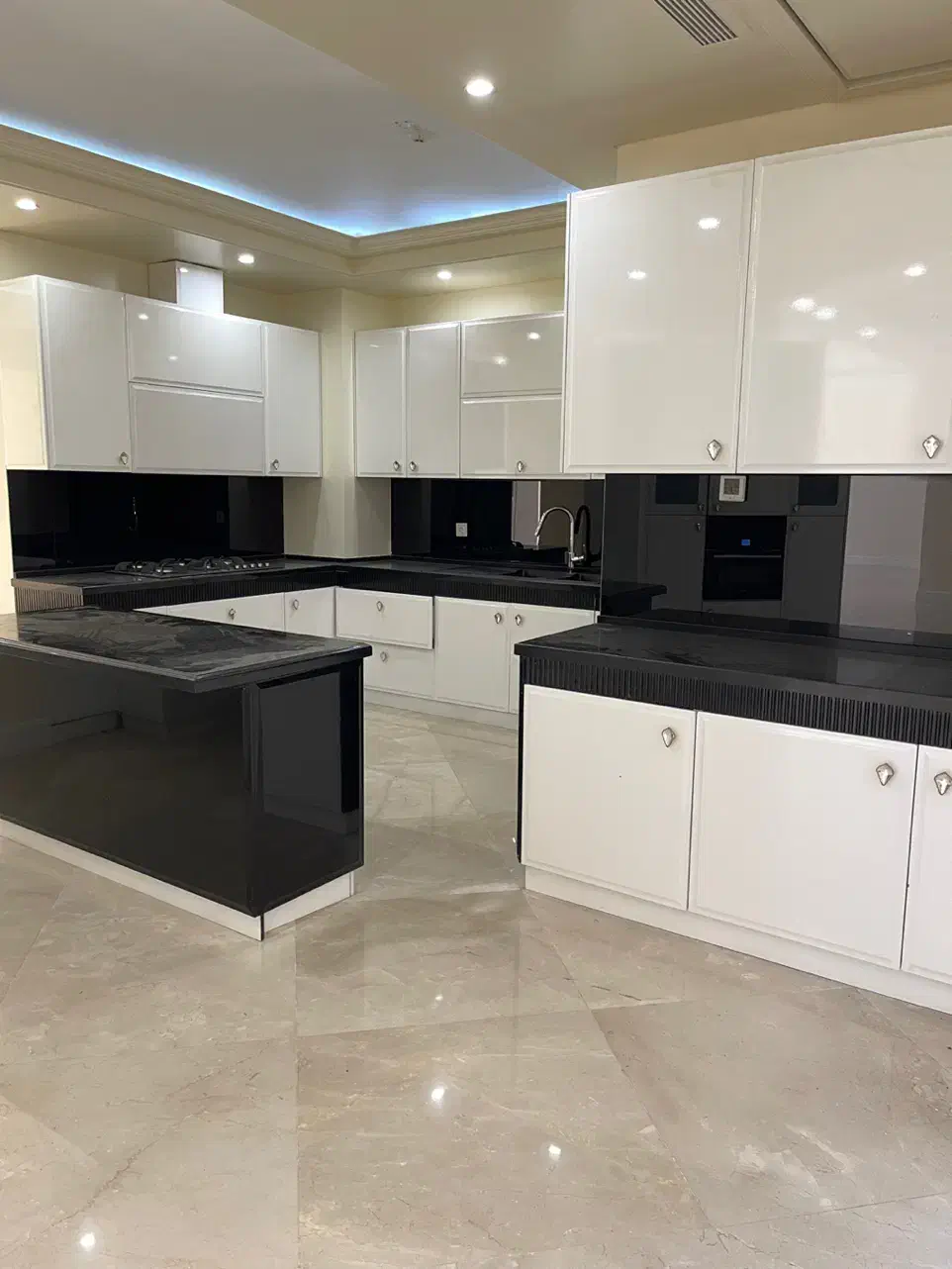 ۲۵۵ متر / تاپ لوکشین زعفرانیه / دو تراس