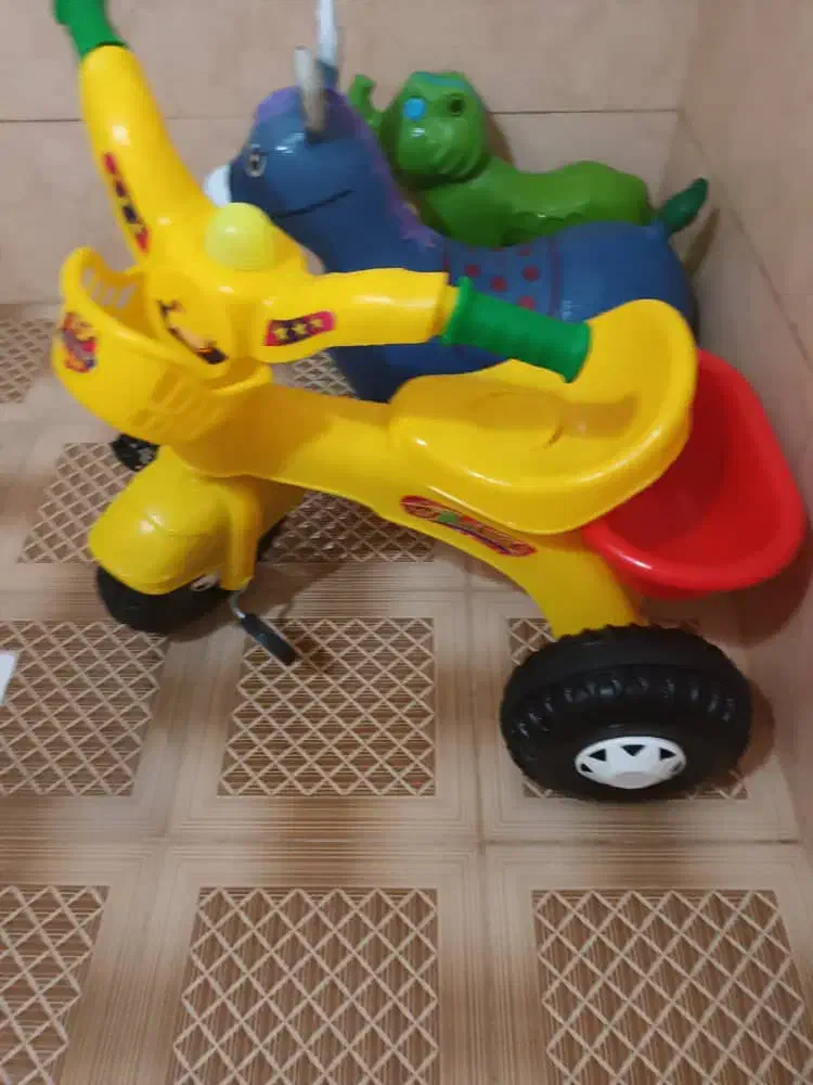 سه چرخه وگاو بادی|اسباب‌بازی بچه|رشت, حومه رشت|دیوار