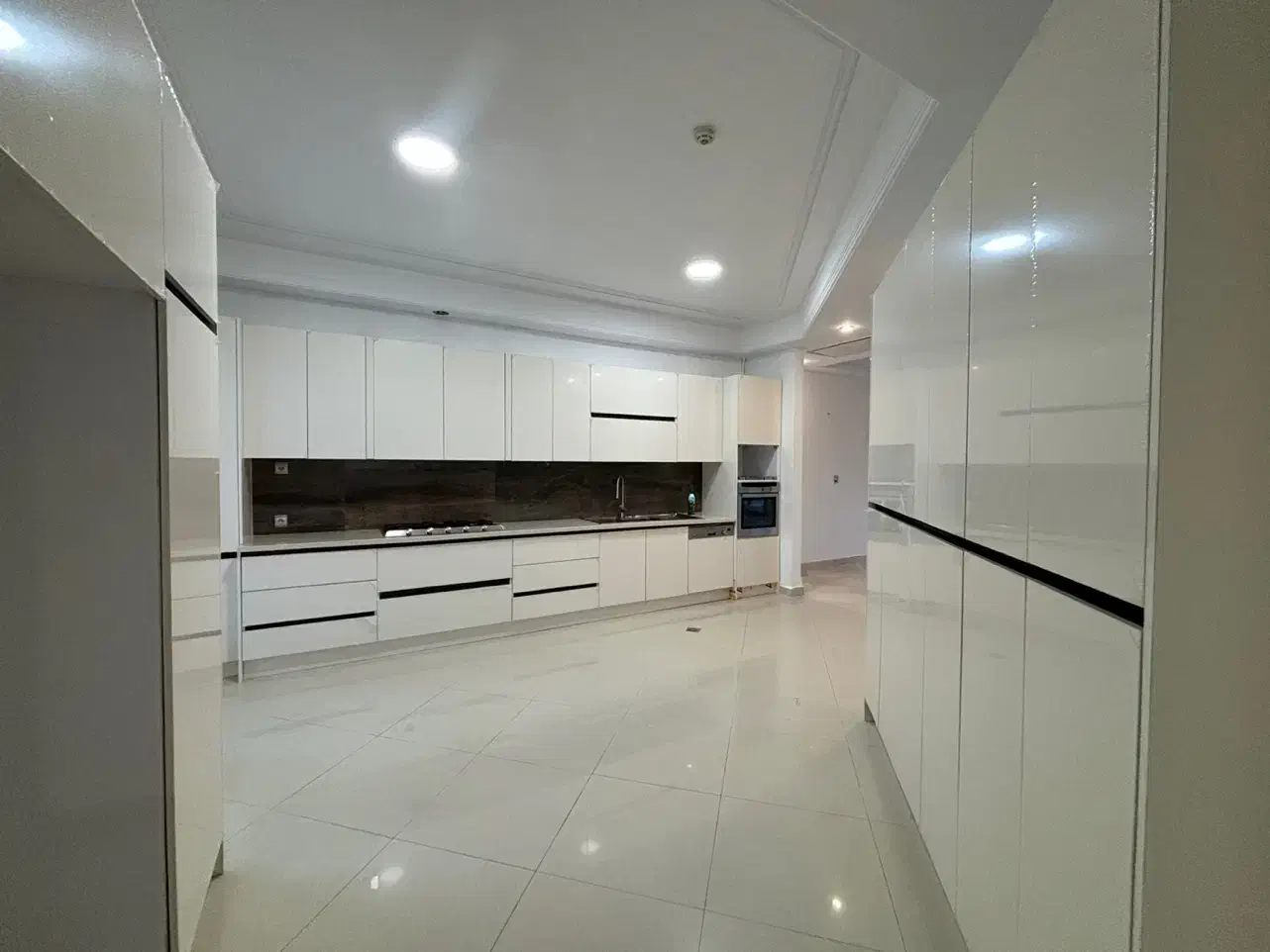 کامرانیه شمالی / ۳۰۰متر / ۵خواب   (ویو باغ چنار)