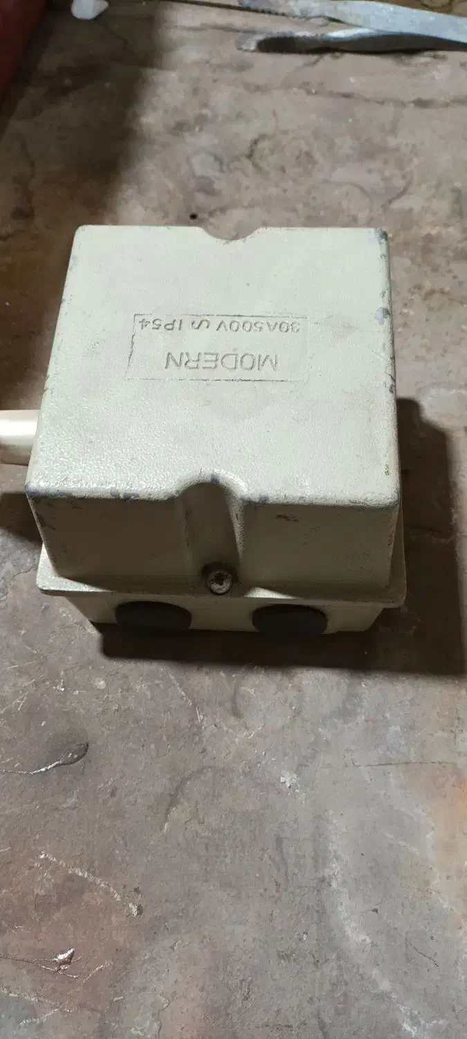 کلید بالا بر ۲ عدد|ابزارآلات|چهارباغ, |دیوار