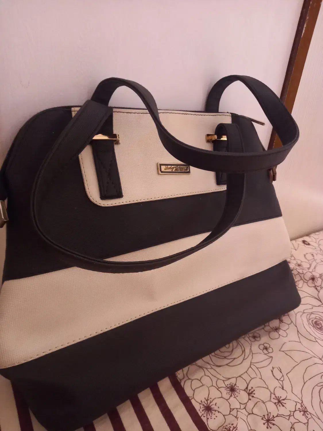 کیف مجلسی   بیرونی|کیف، کفش، کمربند|خرم‌آباد (تنکابن), |دیوار