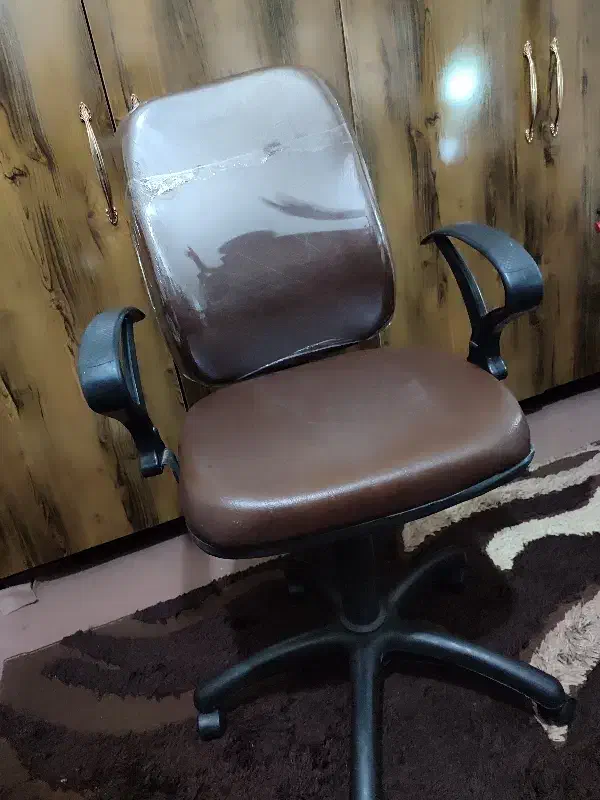 صندلی چرخدار|میز تحریر و کامپیوتر|قم, قلعه کامکار|دیوار