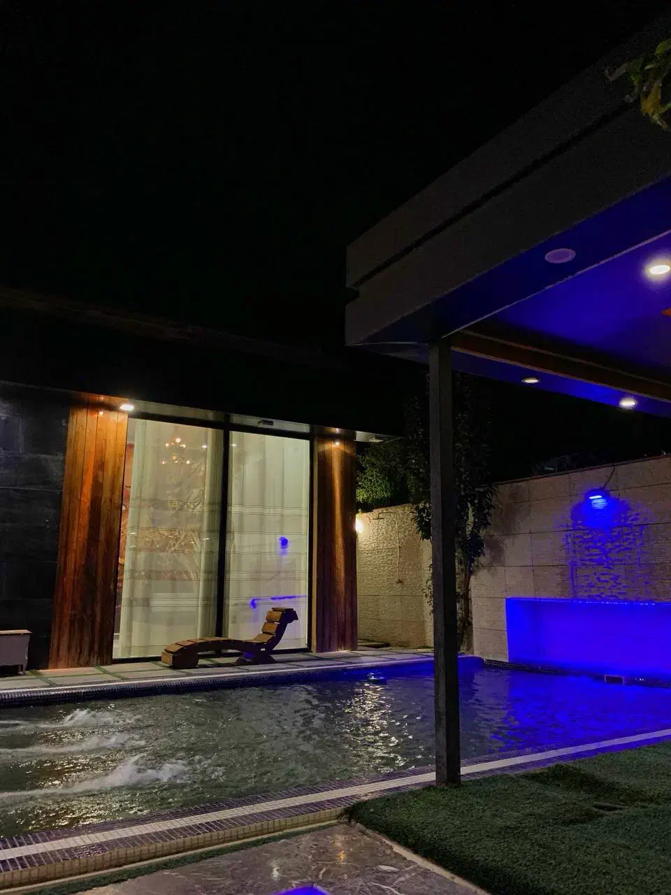 ویلا مدرن،استخر سرپوشیده ابگرم|اجارهٔ کوتاهمدت ویلا و باغ|کرج, برغان|دیوار