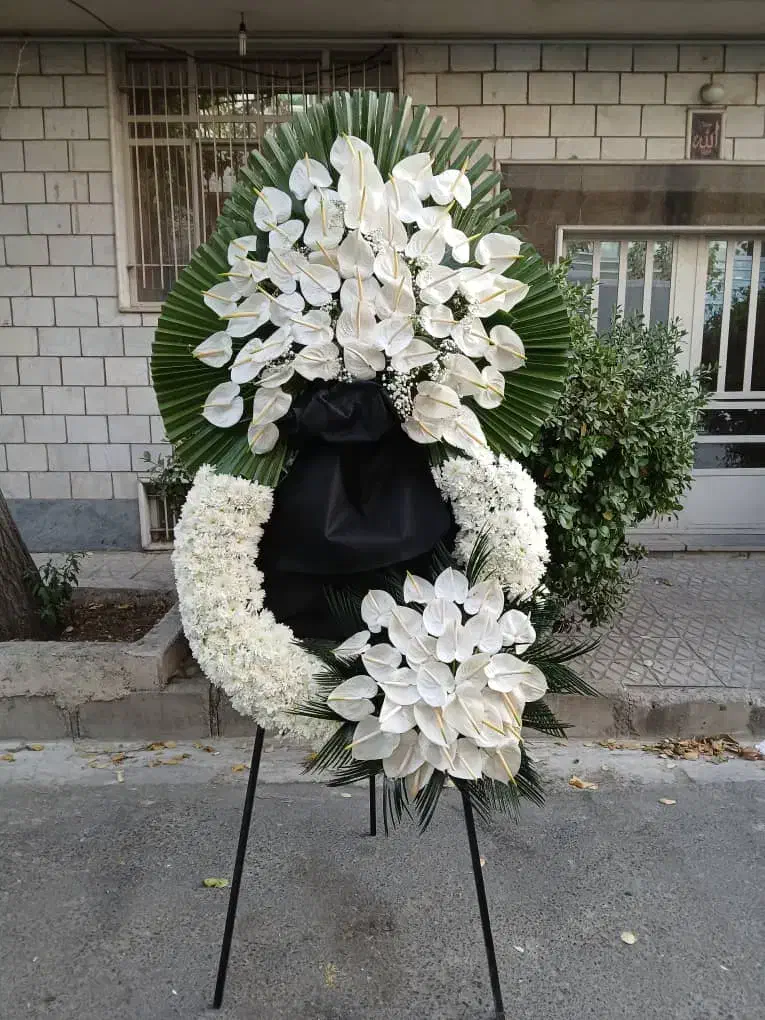 تاج گل دسته گل طبیعی ترحیمی پایه فلزی چوبی مراسم|گل و گیاه طبیعی|تهران, جنتآباد مرکزی|دیوار