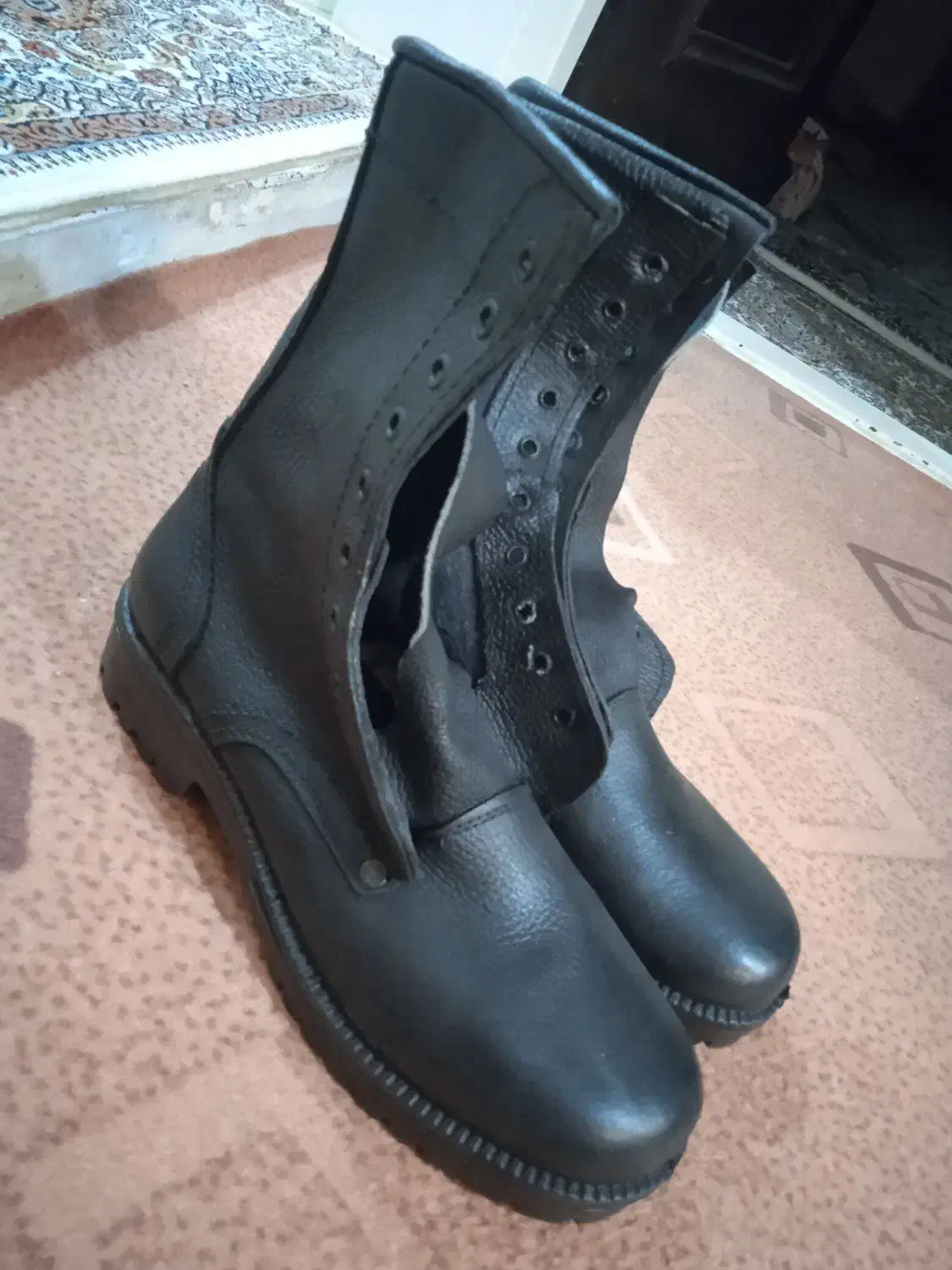 پوتین سربازی|کیف، کفش، کمربند|ساوه, |دیوار