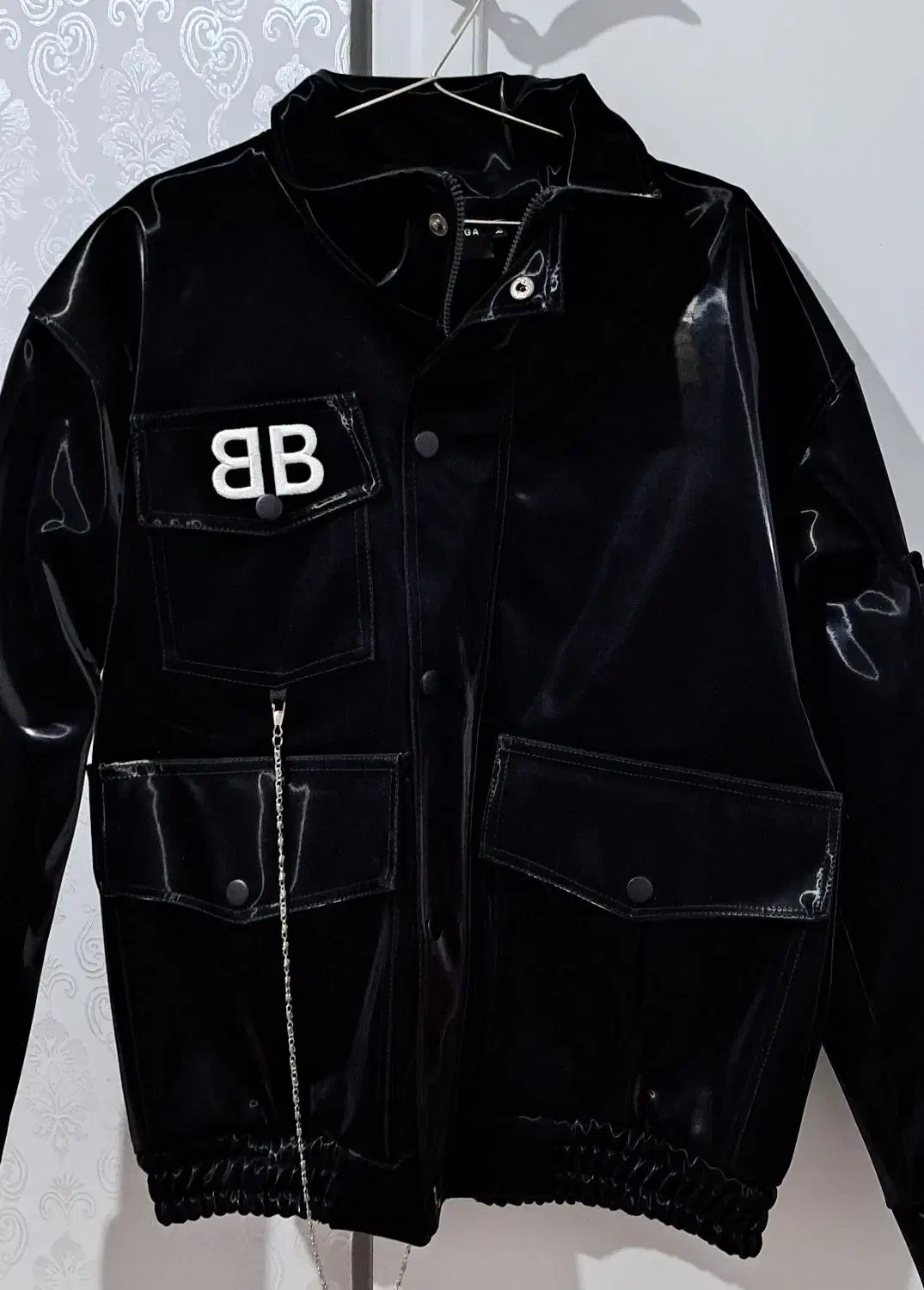 کاپشن|لباس|ایوان, |دیوار