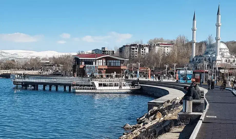 تور وان|تور و چارتر|تهران, فلسطین (میدان انقلاب)|دیوار