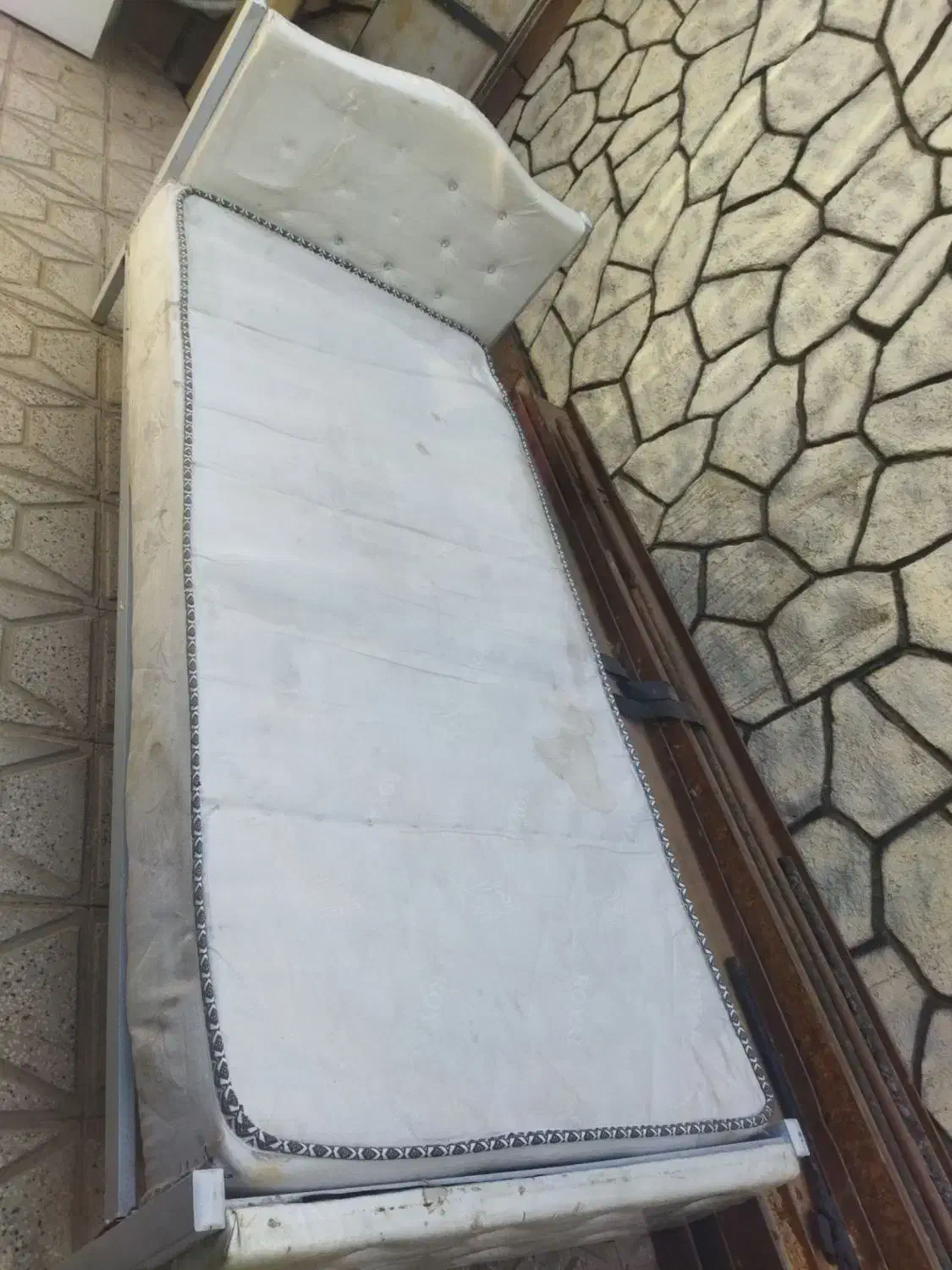 تخت و خوشخواب گاز فروخته شده.|تخت و سرویس خواب|تربت جام, میان جام|دیوار