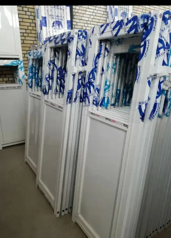 درب سرویس بهداشتی پنجره|مصالح و تجهیزات ساختمان|کاشان, کلنگه|دیوار