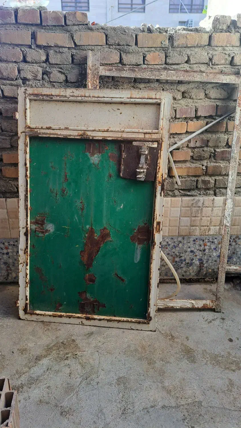 یک عدرآهنی بسیارمحکم سایز۱۳۰×۹۰.یکعددجفتگاه .|لوازم جانبی حیوانات|گنبد کاووس, |دیوار