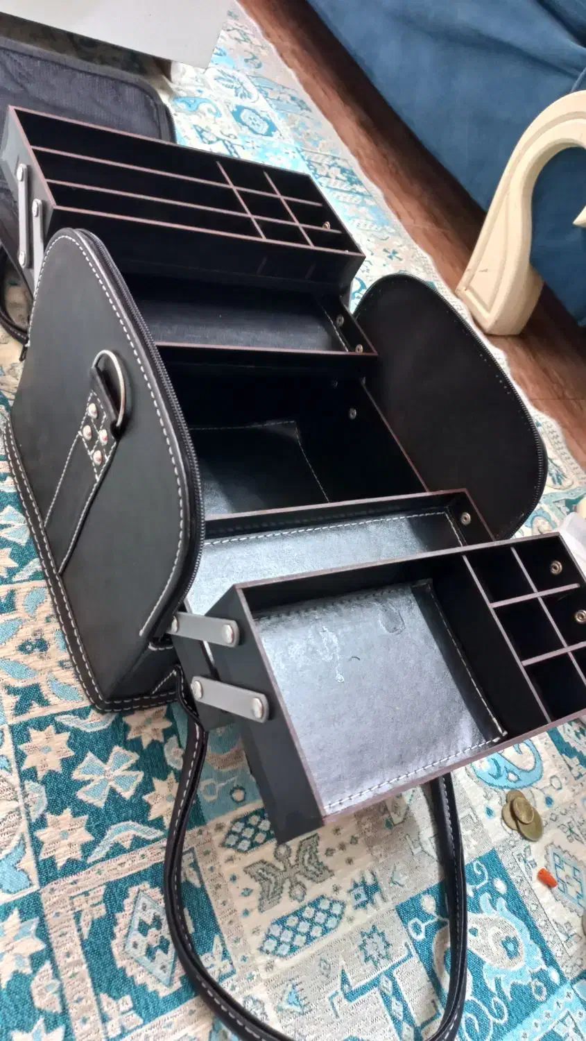 کیف چرم برند ای ام|کیف، کفش، کمربند|اندیشه, اندیشه فاز ۱|دیوار