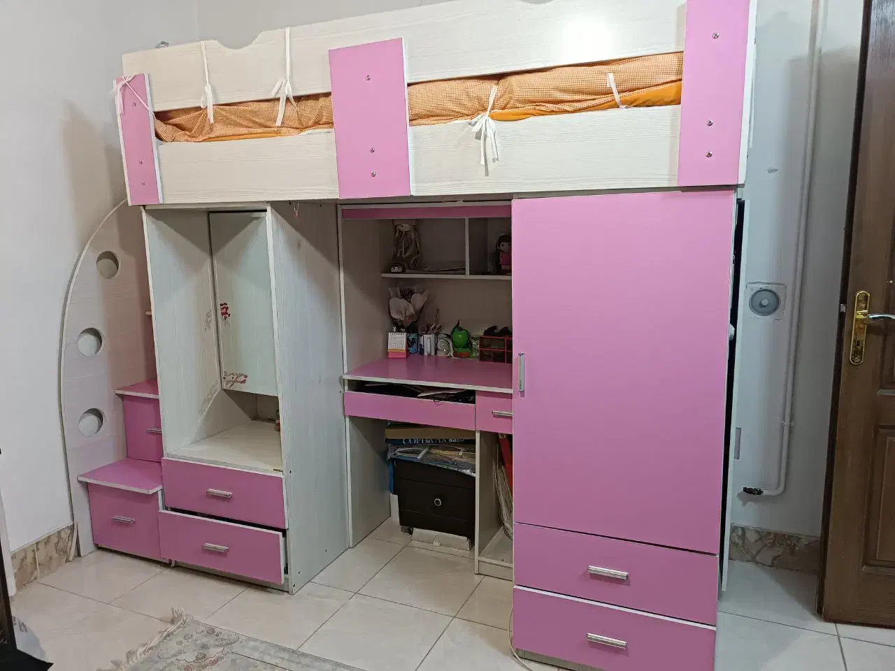 تخت دو طبقه کم جا دارای میز تحریر ،میز آرایش و کمد|تخت و سرویس خواب|قزوین, |دیوار