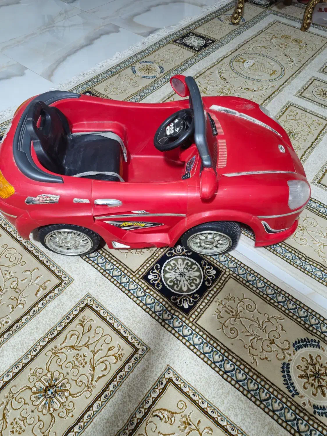 ماشین شارژی قرمز در حد نو|اسباب‌‌بازی|شاهین‌شهر, عطار|دیوار