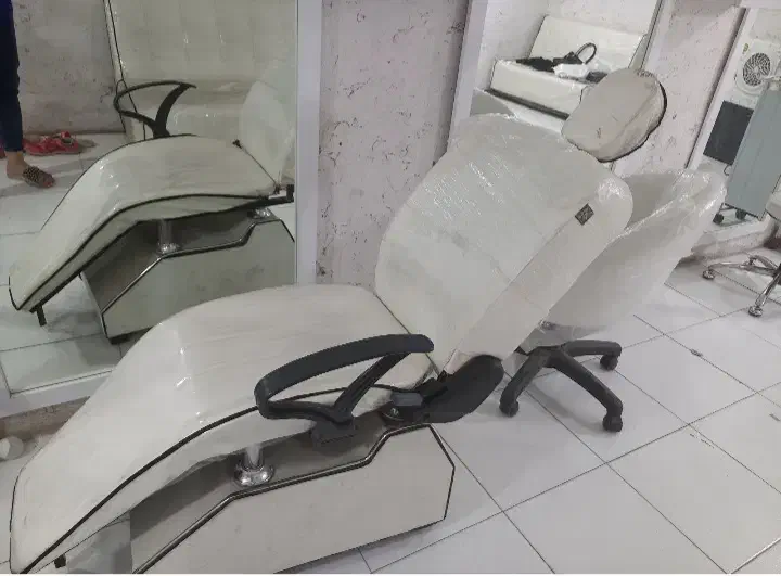 فروش صندلی وآینه ومیزناخن آرایشگاه|آرایشگاه و سالن‌های زیبایی|خرم‌آباد, |دیوار