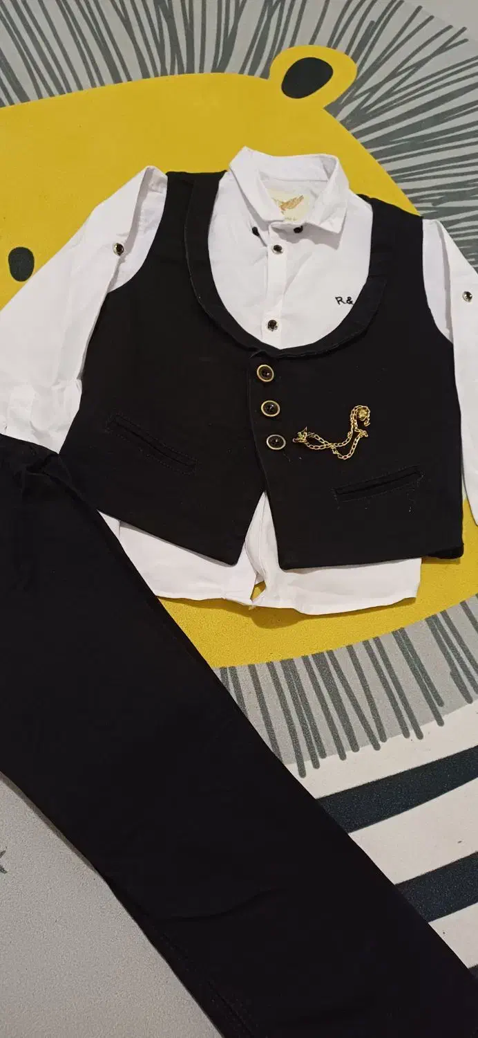 یه سری لباس بچه گانه سالم و تمیز|کفش و لباس بچه|قم, چهل درخت|دیوار