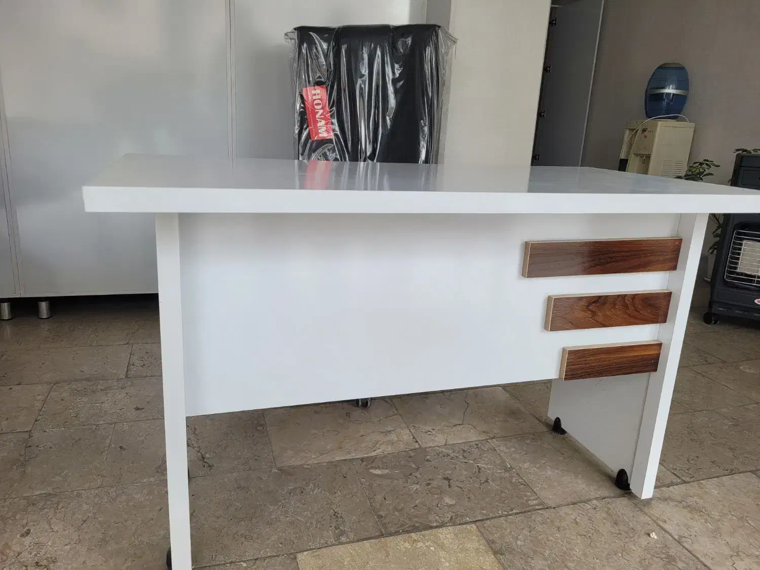 میز اداری سفید دو کشویی|میز تحریر و کامپیوتر|شاهین‌شهر, خانه کارگر|دیوار