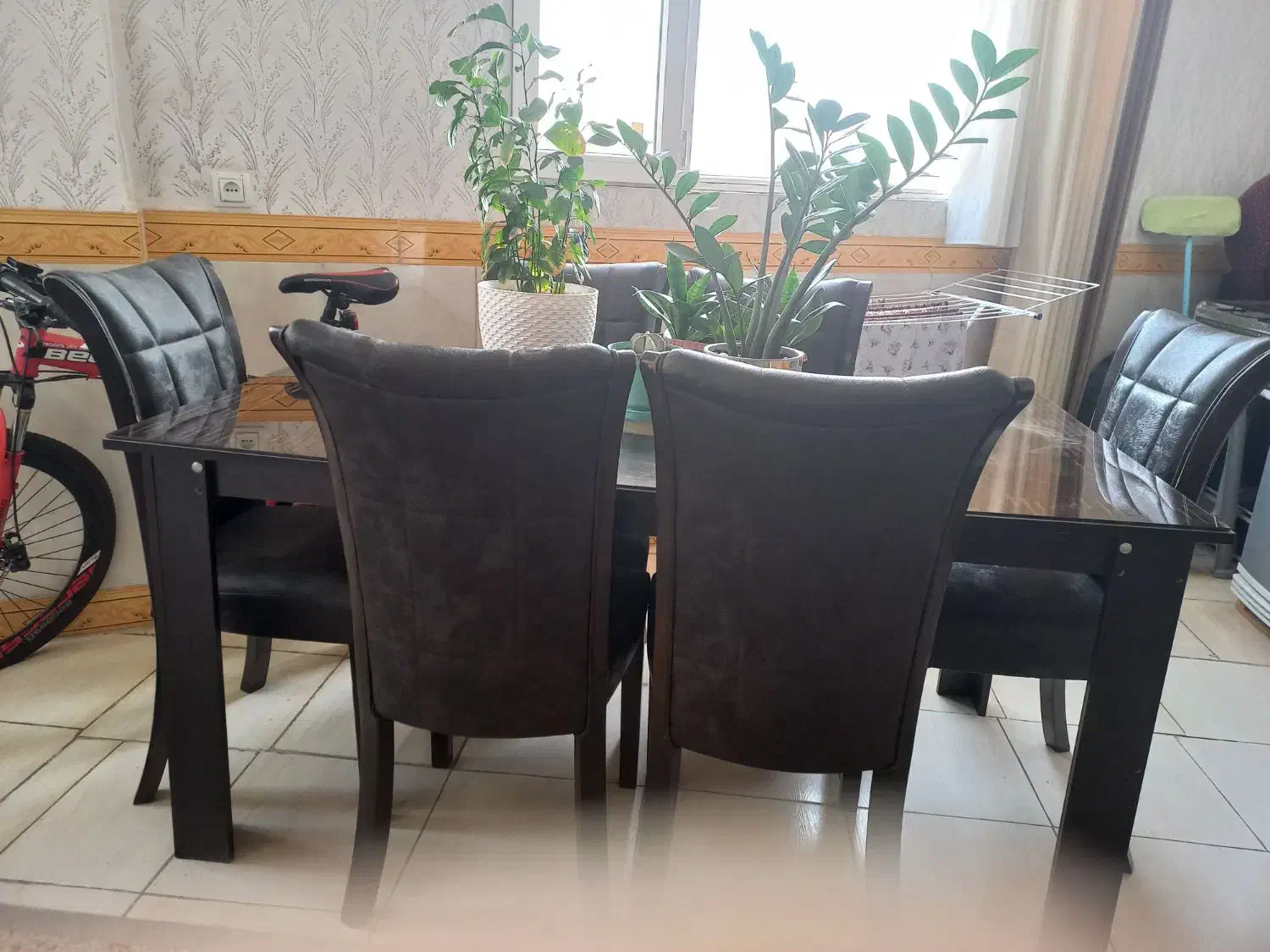 میز ناهار خوری|میز و صندلی غذاخوری|صحنه, |دیوار