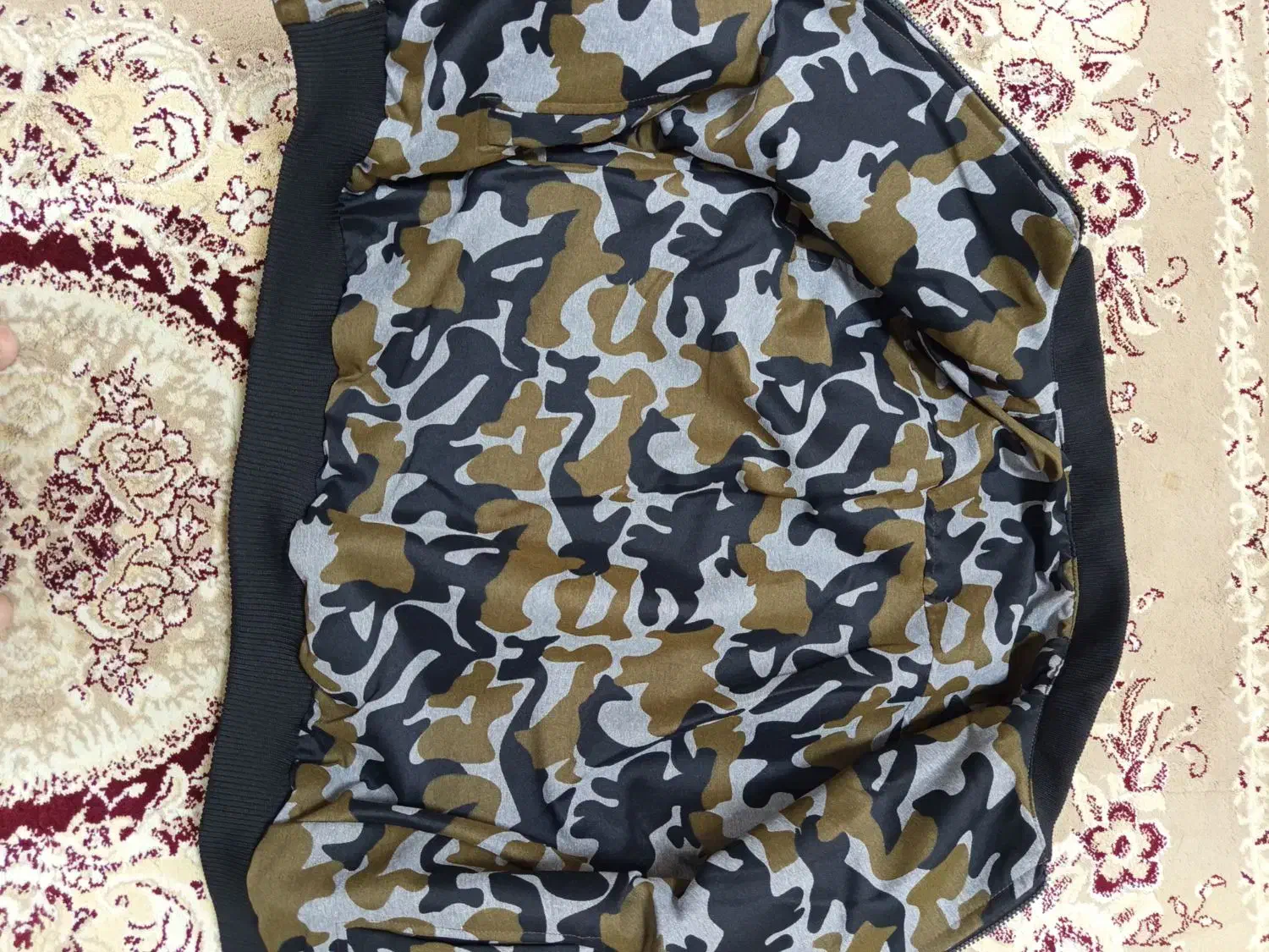 کاپشن خلبانی|لباس|بندر انزلی, لیچارگی حسن رود|دیوار