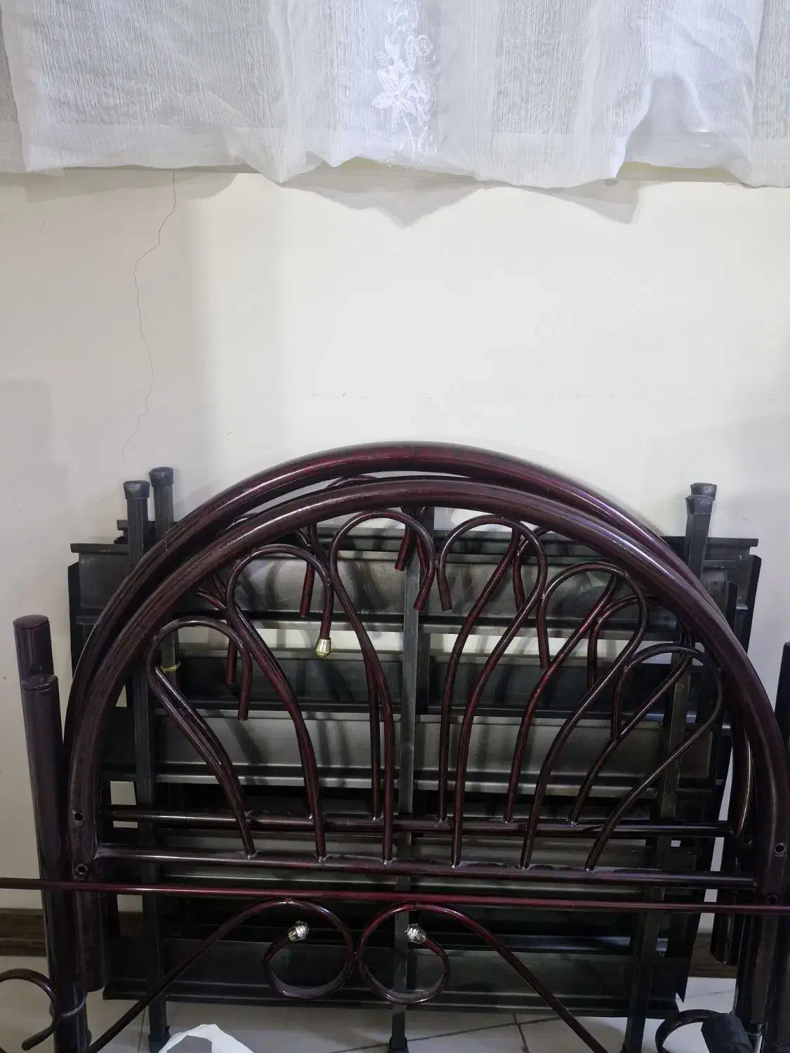 دو تخت خواب فلزی تک نفره|تخت و سرویس خواب|اصفهان, شاهزاده ابراهیم|دیوار