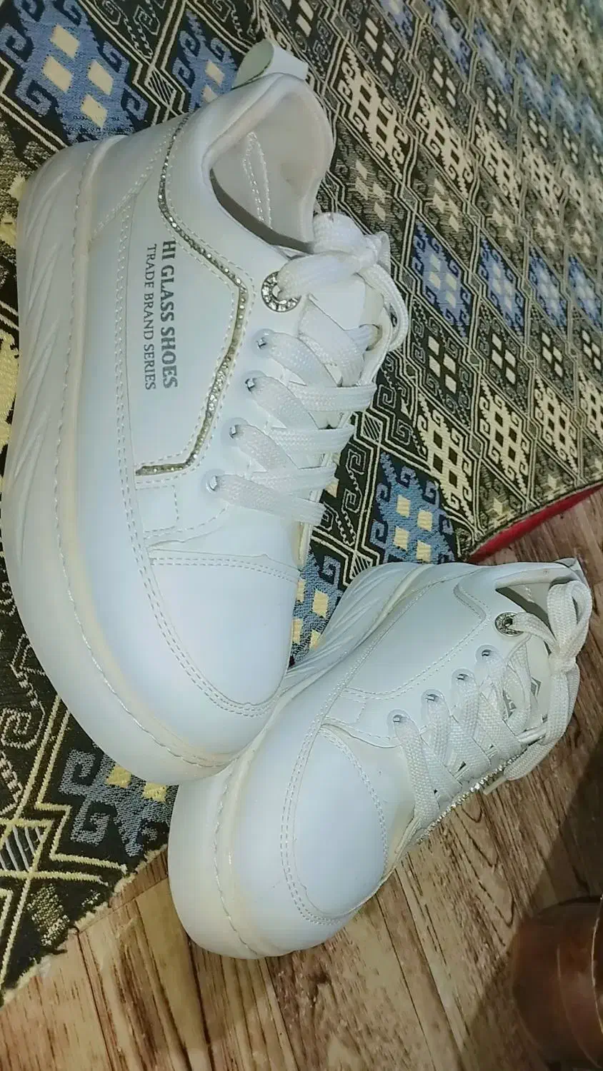 کتانی سفید|کیف، کفش، کمربند|لنگرود, |دیوار