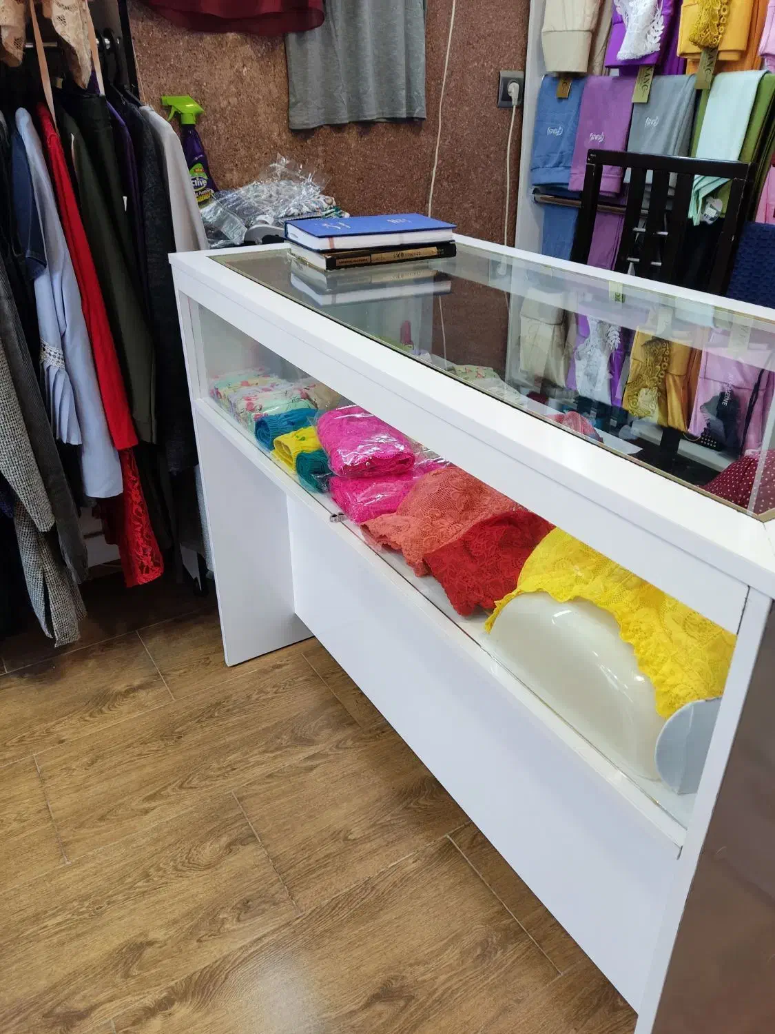 ویترین پیشخوان رکال قفسه طبقه دار بوتیک مغازه|فروشگاه و مغازه|رشت, کوی امام رضا|دیوار