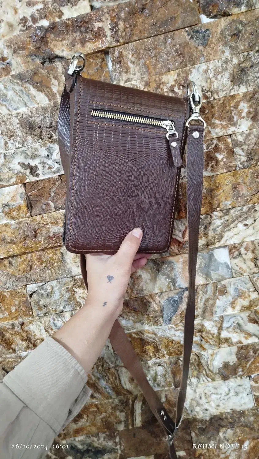 محصولات چرمی|کیف، کفش، کمربند|گلوگاه بابل (گلیا), |دیوار