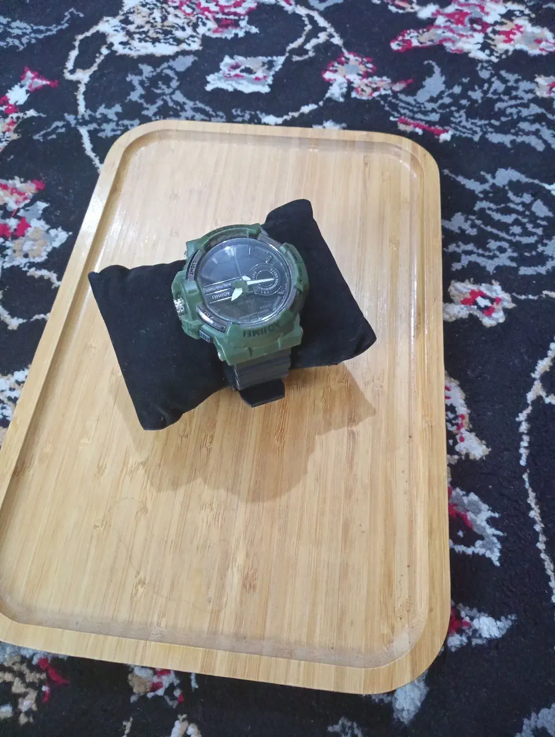 ساعت رنگ سبز برای فروش مارک|ساعت|کنار تخته و کمار, |دیوار