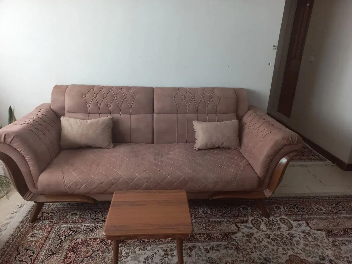 نیم ست ۴ نفره همراه با میز عسلی بسیار تمیز|مبلمان خانگی و میز عسلی|پاکدشت, شهرک امام رضا|دیوار