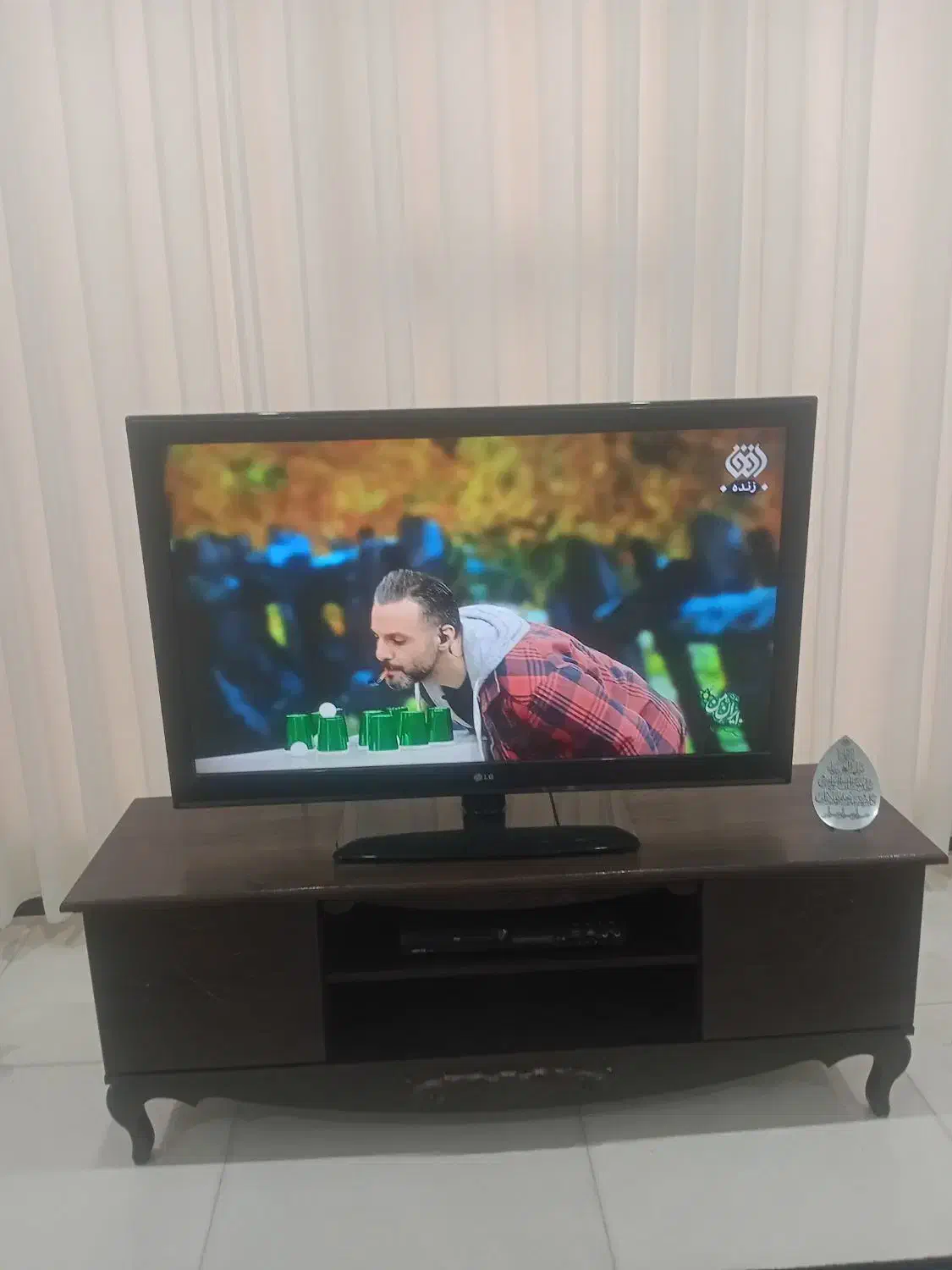 تلویزیون ۴۲ الجی با میز|تلویزیون و پروژکتور|کرج, کرج نو|دیوار