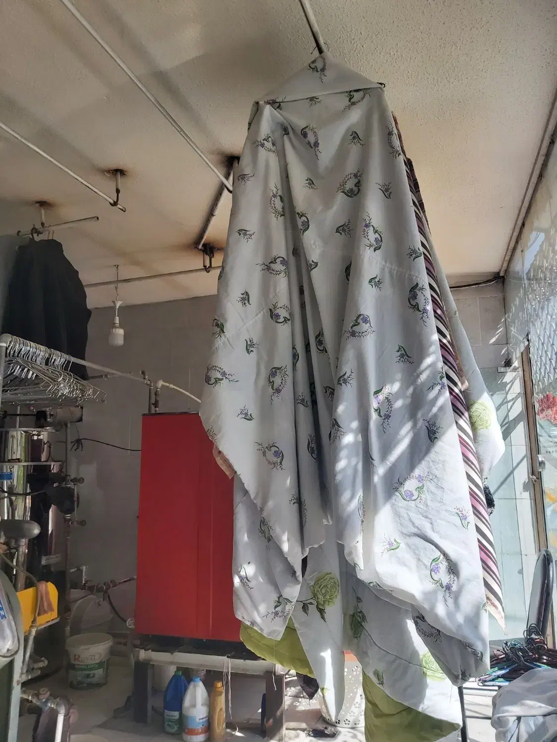 خدمات خشکشویی.مبل شویی،پتوو شویی.پرده.بهاران|خدمات نظافت|سنندج, |دیوار