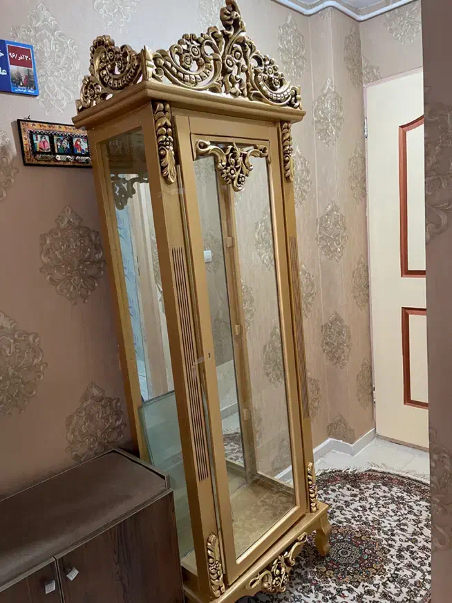 بوفه چوبی منبت کاری طلایی رنگ تمیز بدون خط و خش|بوفه، ویترین، کنسول|ابهر, |دیوار